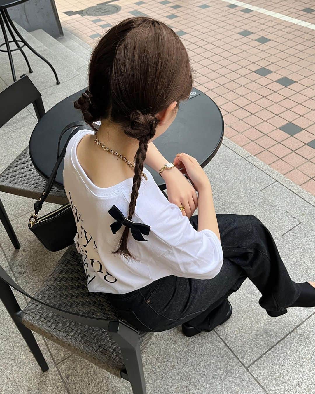 びすこさんのインスタグラム写真 - (びすこInstagram)「new hair arrange🎀🖤  ずっとやりたかったこの髪型、前髪作ったおかげでようやく出来たの〜!!👦🏻💞💞  hair arrangeを目立たせる為に服装は白T黒デニムでシンプルに.  denim、shoes、ribbon… @visco.jp  bag… @louisvuitton   ちなみにこのTシャツも @visco.jp で販売予定なのですが、工場の都合で15枚のみの販売になってしまうので、気になっている方は販売スケジュール出次第是非チェックしてくださいね🥲🥲   #ヘアアレンジ  #シンプルコーデ  #三つ編みアレンジ  #三つ編みリボン  #リボンアレンジ  #ヘアアレンジ簡単  #ヘアスタイル  #デニムコーデ  #白ティーコーデ  #カジュアルコーデ  #hairtutorial  #hairfashion  #hairstyle  #hairarrange  #casualoutfit  #pinterestgirl  #streetstyle」6月20日 20時31分 - na56482n