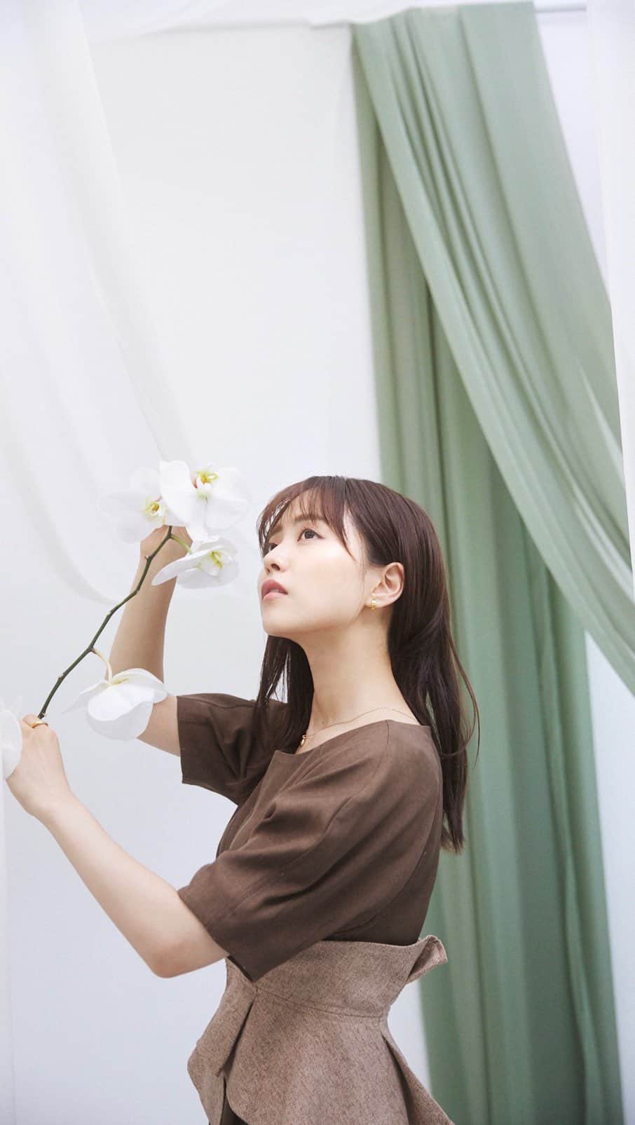 のインスタグラム：「【6月24日(土) 12:30発売】  お問い合わせ殺到中の 「360度美しい」シルエットを追求したベルト付きのワンピースがついにオンライン発売決定。  6月24日(土)12:30より数量限定にて販売いたします。  POPUPでも完売し、オンライン発売前から多数のお問い合わせをいただいている人気商品となりますのでどうぞお見逃しなく✴︎  ———  【6月24日(土)12:30 新発売】 Belt Set Lantern Sleeve Dress Beige / Charcoal / Brown  【Rearrival】Side Open Flap Stitch Dress Black / Light Beige / Mustard」