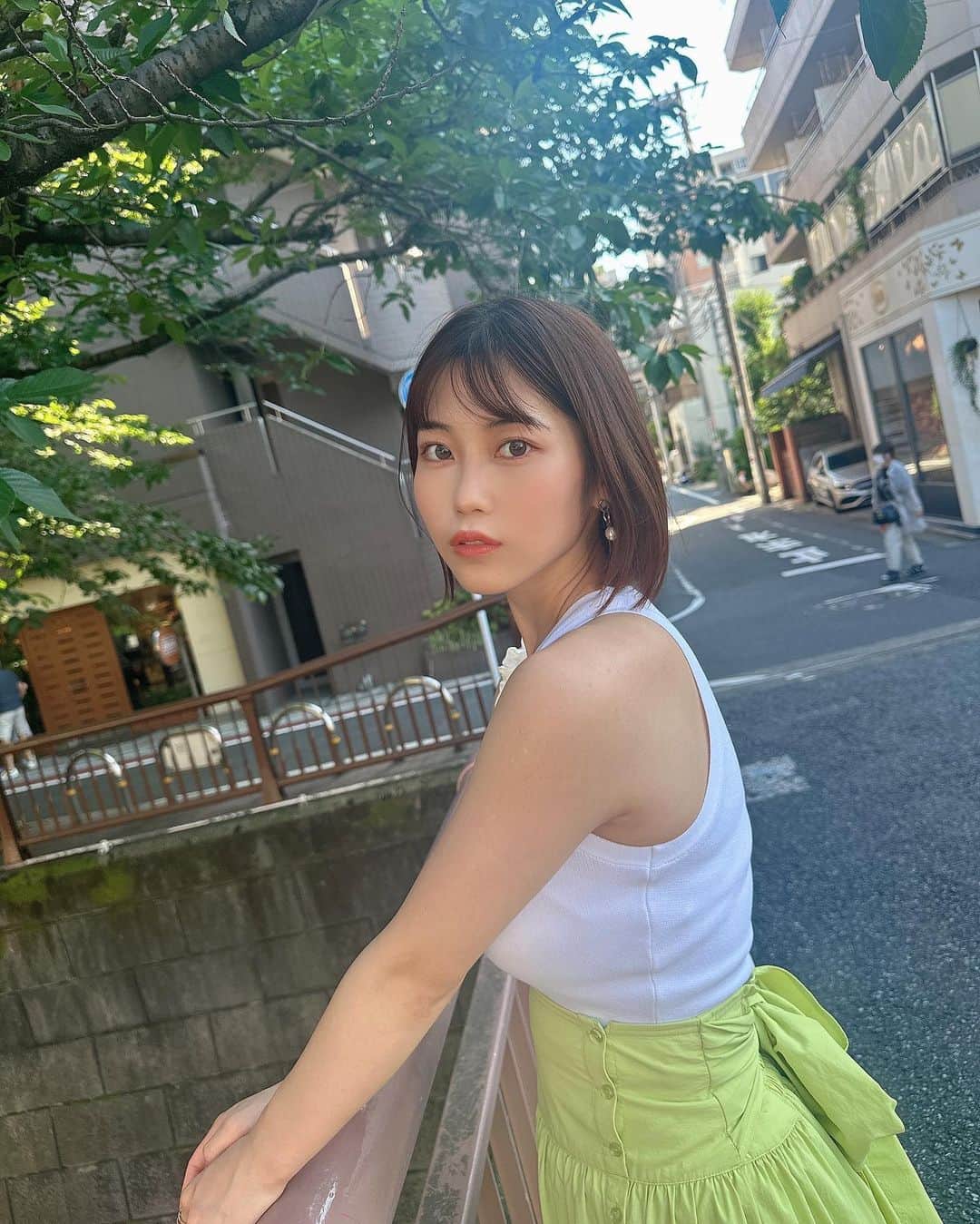 のインスタグラム：「たくさん買ってた夏服をようやく卸せて嬉しい🌿 . . . . #私服 #緑 #ノースリーブ #スカートコーデ #ボブ #ショートヘア #茶髪 #グラドル #グラビア」