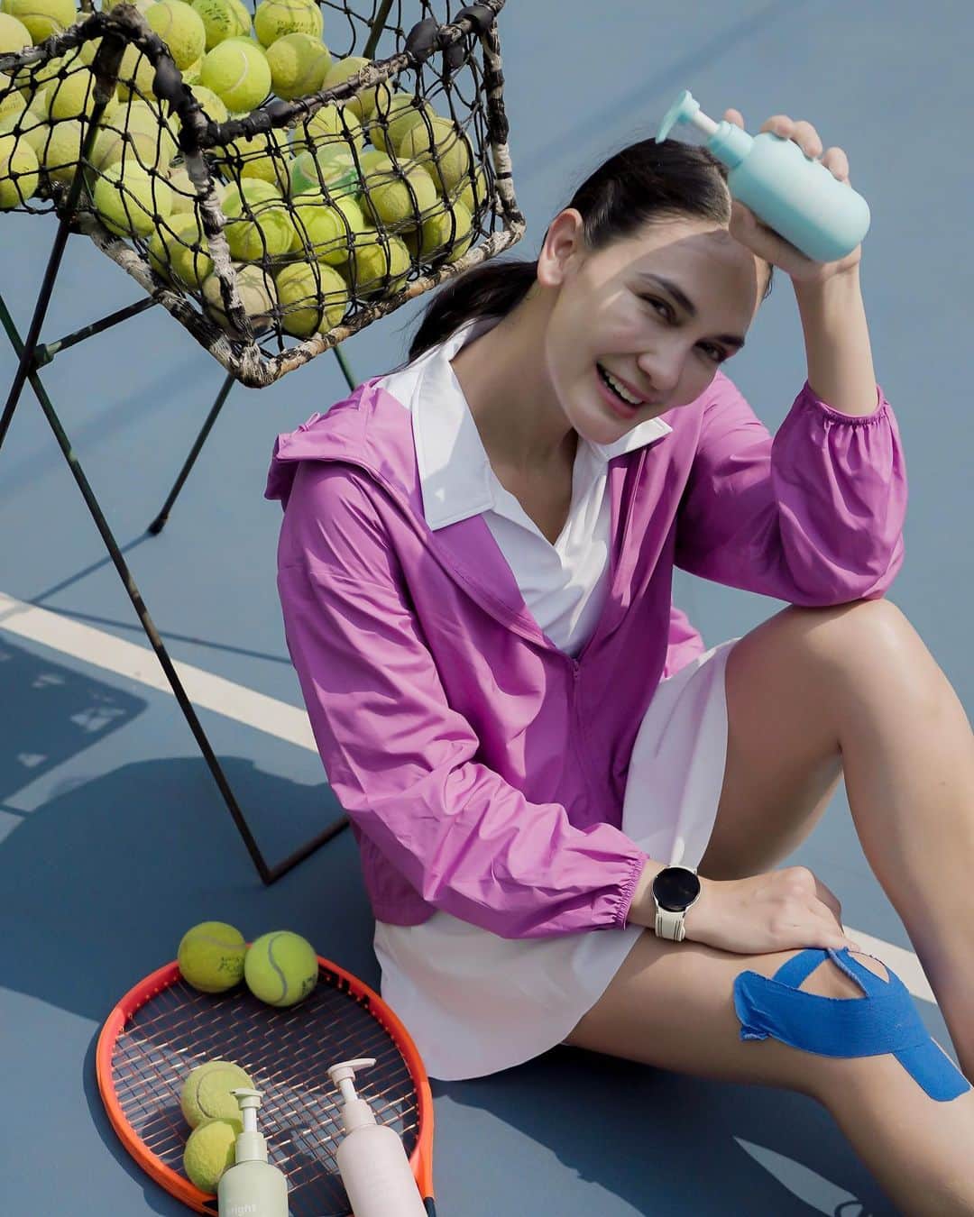 ルナ・マヤのインスタグラム：「Deg-degan gak sih tinggal 3 hari menuju Lagi-lagi tenis, mana suaranya tim #LUNANIA ?? Selama latihan, aku selalu lindungin kulit dari sinar matahari langsung pake Flowhite, wangi nya dapet, lembut dan nambah percaya diri walaupun latihan di siang bolong. Siap dukung kita ya!」