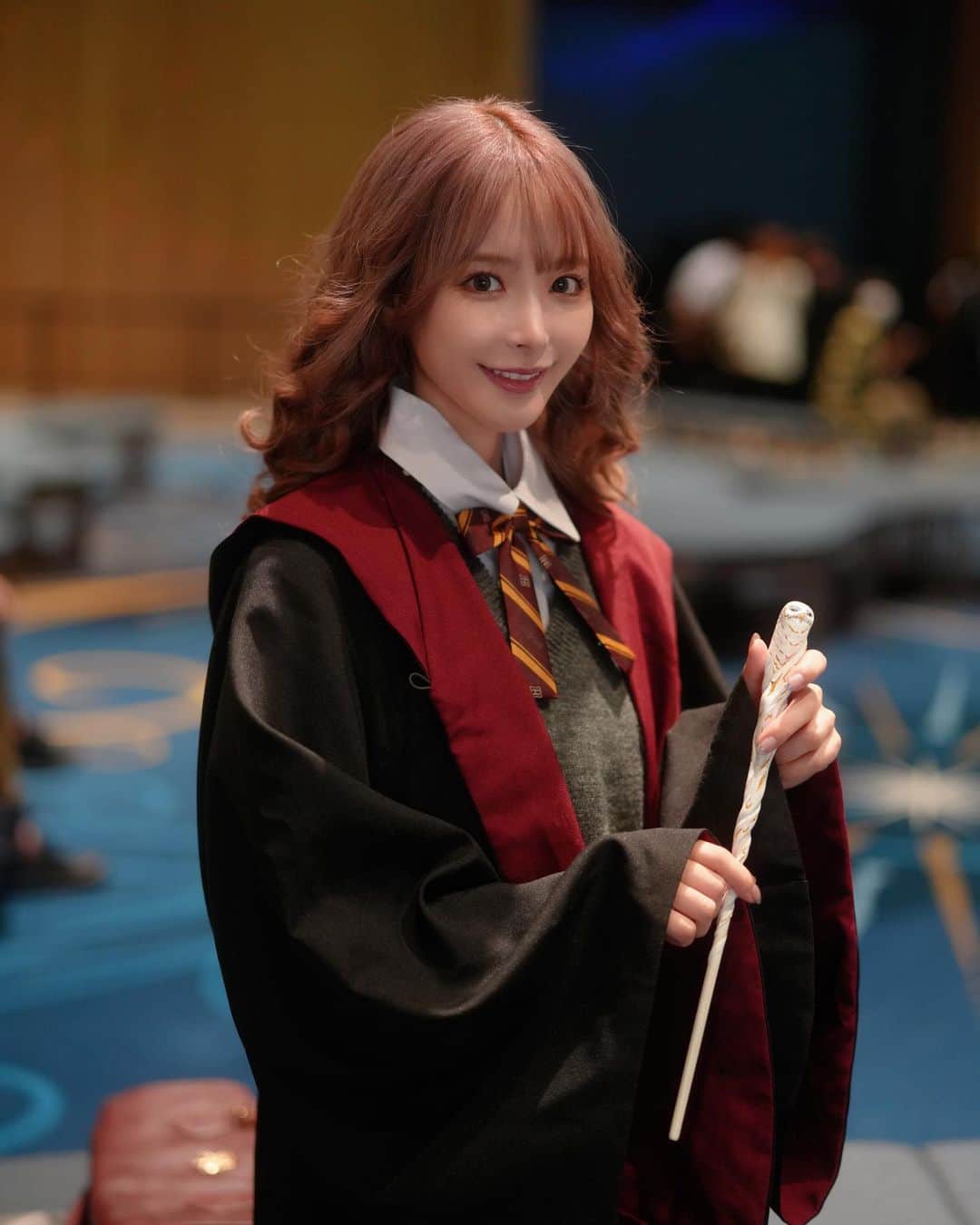 のインスタグラム：「ハリーポッターの世界へ🎓  としまえんに出来たハリーポッターの スタジオツアーに行ってきたよ！ 全部回るの3時間以上かかった😂 中間でバタービール屋さんとバックロットカフェ があるんだけどカフェの方は16:30にはもう売り切れで オーダーストップしてました。。。残念 入口の所にもカフェ二つあったのでそこで食べて帰りました‪✌︎  街並みとか、フォト体験とか、本当に心が踊る世界観で 本当〜に楽しかった！！！  (今回はグリフィンドール生でした🙌)  #ハリーポッタースタジオツアー #としまえん」