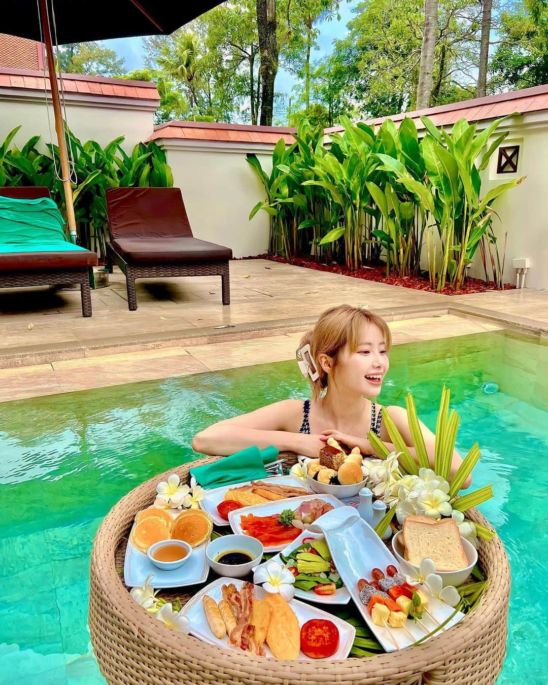 のインスタグラム：「ずっとしてみたかったfloating breakfast 🌺🍹🌴  #phuket #プーケット#プーケット旅行 #banyantreephuket #banyantree  #思い出pic」