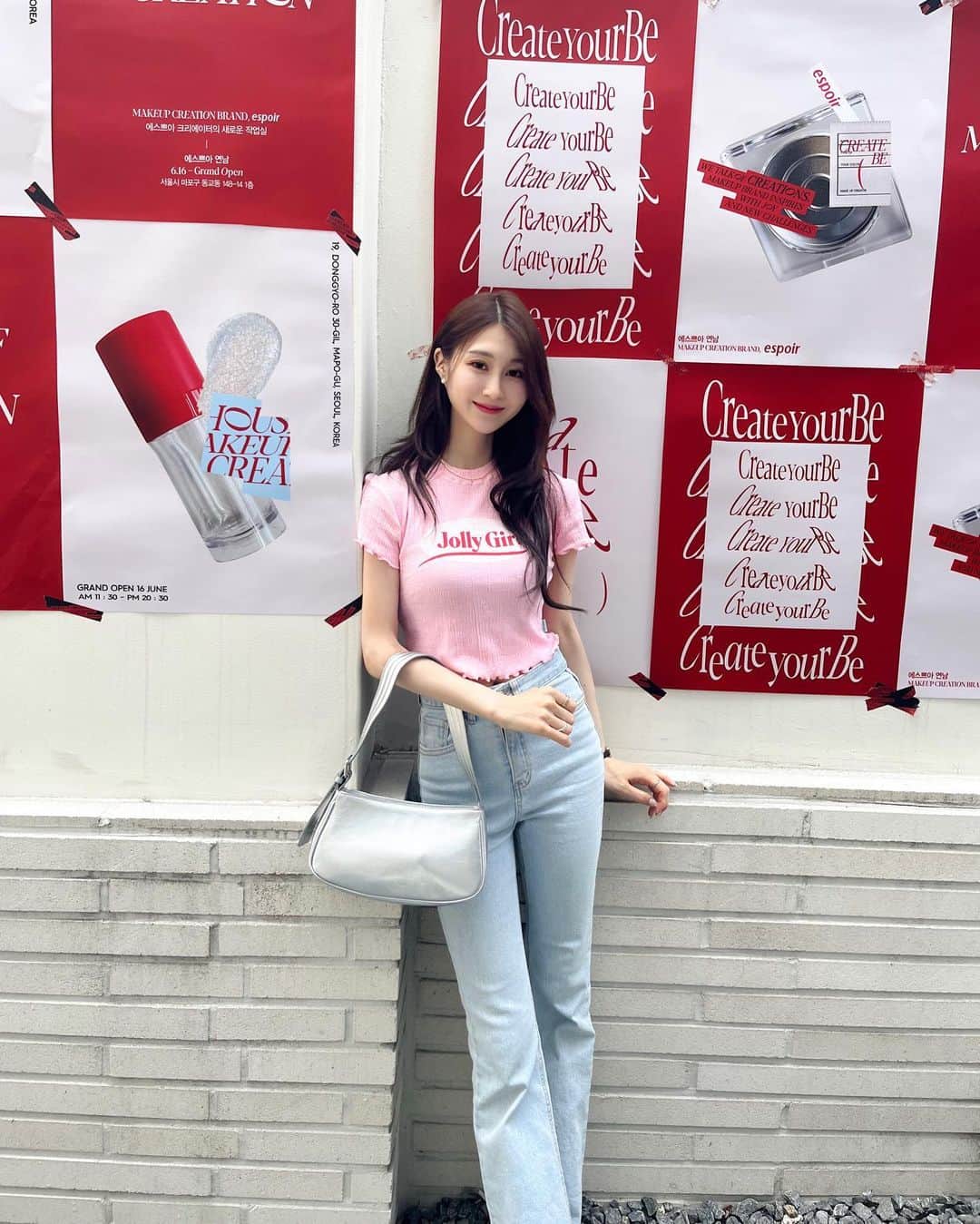 丹羽あんなのインスタグラム：「#광고 에스쁘아연남 스토어 open❤️  @espoir_makeup #espoir 新しくヨンナムドンにespoirのshopがオープンしたのでひと足先にお邪魔させて頂きました！未発売でここでしか貰えないグローブラッシャーの艶感が可愛すぎるの〜💭🤍  ホンデの隣のヨンナムドンはお洒落なカフェ通りなので 韓国に来たらぜひ立ち寄ってみてね🫶🏻💕💕  📍 서울 마포구 동교동 148-14」