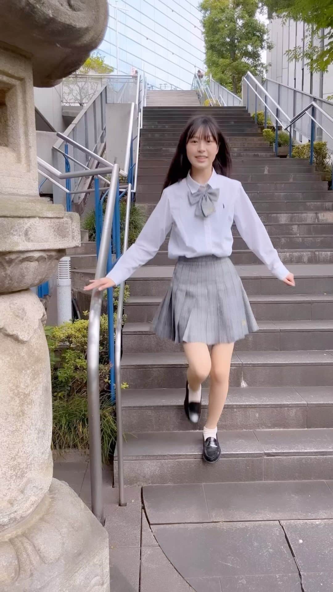 のインスタグラム：「階段から登場🕺✨️  最近は階段系が多いですね〜！  マイブームがわかりやすい！💦  #階段#制服#なんちゃって制服#uniform#ローファー#高校生！#楽しい#笑顔#黒髪ロング#Japan#JapaneseGirl#16歳#16yearsold#スターダストプロモーション#スターダスト#JK#FJK#女子高生#武上陽奈」