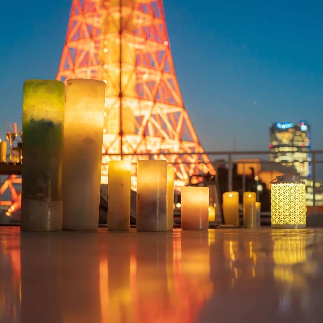 東京プリンスホテルさんのインスタグラム写真 - (東京プリンスホテルInstagram)「幻想的なデコレーションが施されたルーフトップで、 ふたりだけの特別なひとときをお過ごしいただける 【絶景 × ルーフトップ】Royal Suite Stay。 大迫力の東京タワーを眺めながらロマンチックな東京ステイを。  詳しくはWebサイトへ  Enjoy an especially romantic hotel getaway in the heart of Tokyo, graced by the most magical views of the city’s most iconic landmark 🗼  The “Royal Suite Stay” allows couples to spend a special, intimate moment up on the hotel rooftop, where soft, glowing lights and other charming decorations create the perfect atmosphere for a truly enchanting evening ✨  See the website for further details.  Share your own images with us by tagging @tokyoprincehotel  —————————————————————  #東京プリンスホテル #ステイケーション #絶景体験 #絶景はプリンスにある #東京タワー #tokyoprincehotel  #staycation」6月20日 20時35分 - tokyoprincehotel