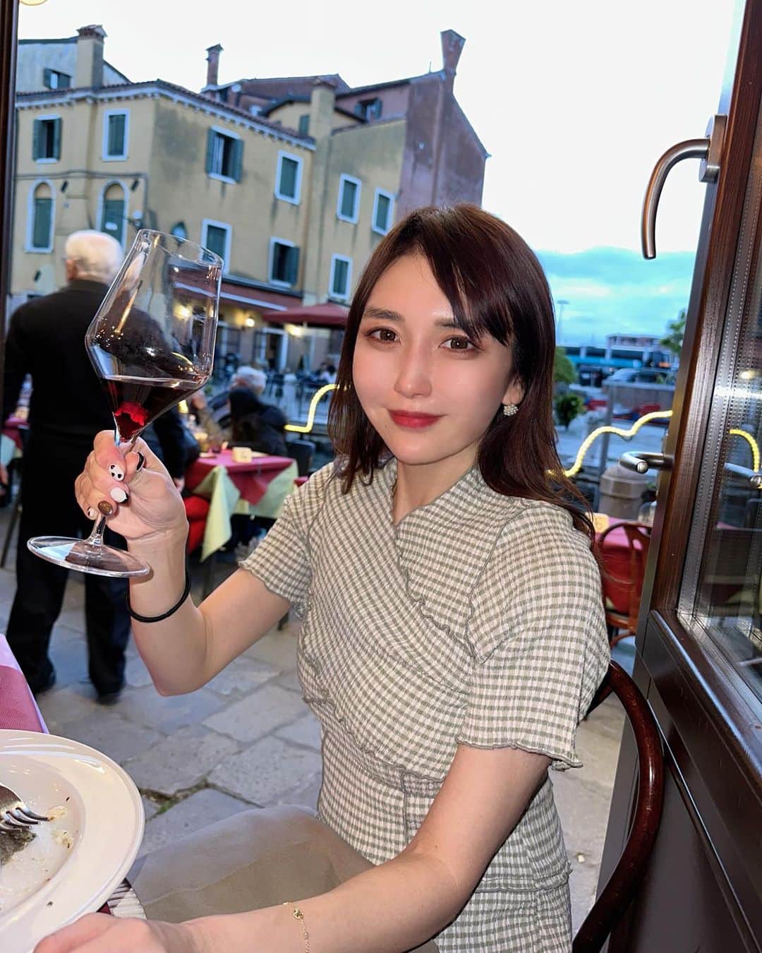 momoのインスタグラム：「. ベネチアの夕食🍷 料理の写真あんまりなかった😂  . #italy#italia#roma#venezia#firenze#travel#trip#イタリア#ローマ#フィレンツェ#ベネチア#イタリア旅行#イタリア観光#海外旅行#旅行#🇮🇹#snidel」