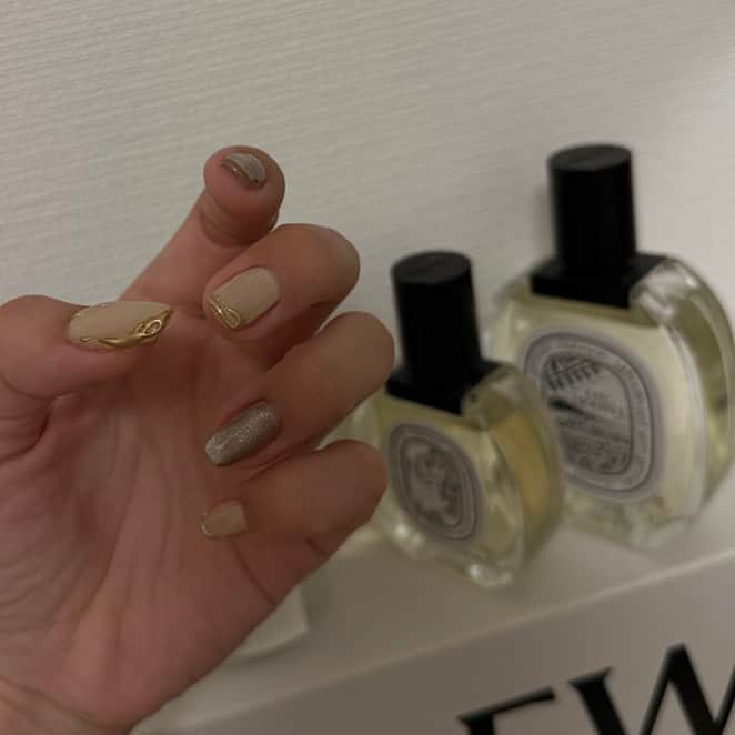 MAOIWATAのインスタグラム：「self nail💅✨  やりたいデザインが多いのと 練習しまくりたい🥺✨w 誰かの爪貸してください♡ もちろん無料で🤣💕  #マグネットネイル #ジェルネイル  #セルフジェルネイル #ニュアンスネイル」