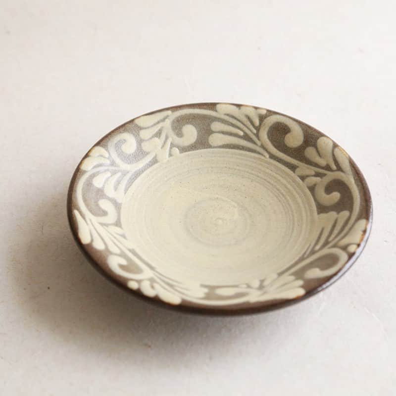 moyaisさんのインスタグラム写真 - (moyaisInstagram)「イッチンという技法で描かれた唐草模様とマットな白の組み合わせが上品な印象の5寸皿。デザートをのせるのにちょうどいいサイズです。  #yaora #美しい暮らしの良品  #沖縄 #やちむん  #陶器 #うつわ #lifestyle」6月20日 20時36分 - yaora.life