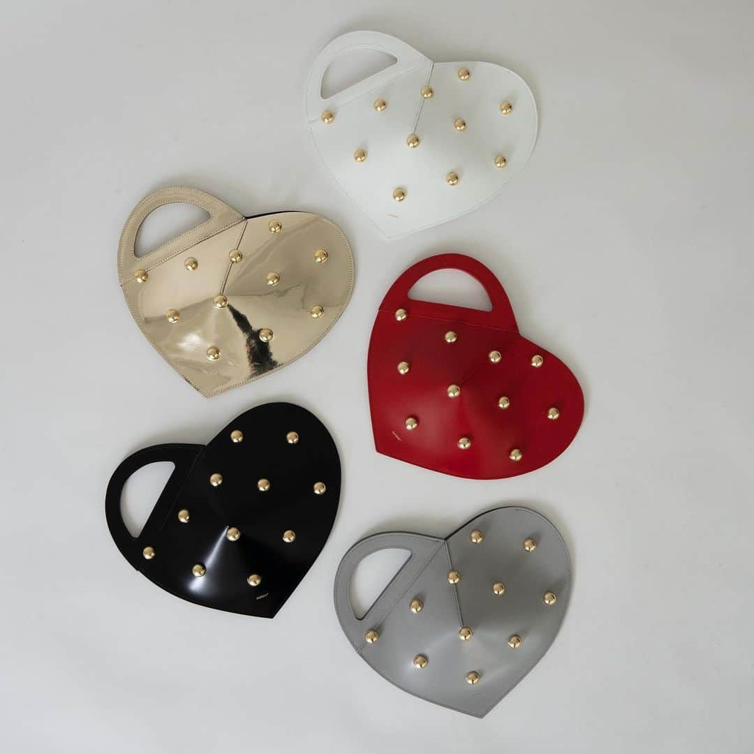 chieko6さんのインスタグラム写真 - (chieko6Instagram)「6/20 tue 21:00 Heart bag/ Heart studs bag 予約開始  お気に入りを見つけてください:-) @chieko_official   photo @shohey1925」6月20日 20時38分 - chieko6