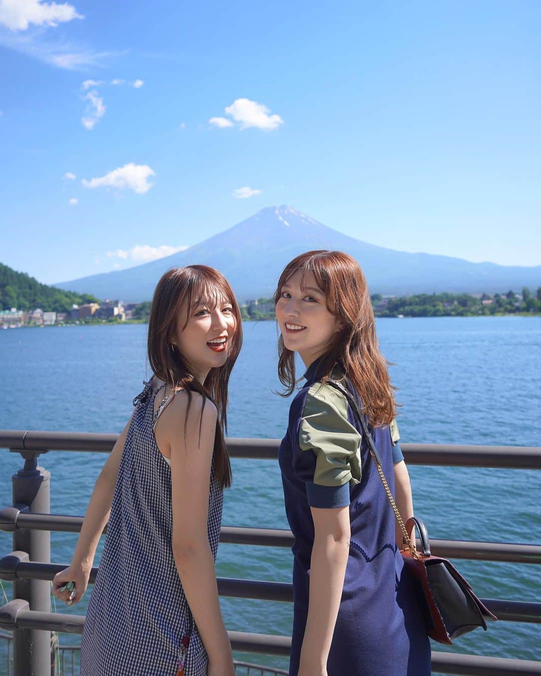 りかりこのインスタグラム：「. こんばんは🌙 少し前に、お友達と山梨行ったよ~ !! めっちゃ晴れてて富士山が綺麗に見えた🗻♡ いつも、東京から三重県に帰る時に 新幹線から見える富士山を楽しみに してるから、こんなに近くで見れて 嬉しかったよ~ この日のVLOGもYouTubeに載せるので待っててね🔭 . #りかりこ #双子 #富士山 #日本 #ファッション #コーデ #夏服 #夏コーデ #fuji #fujisan #twins #ootd #instagood」