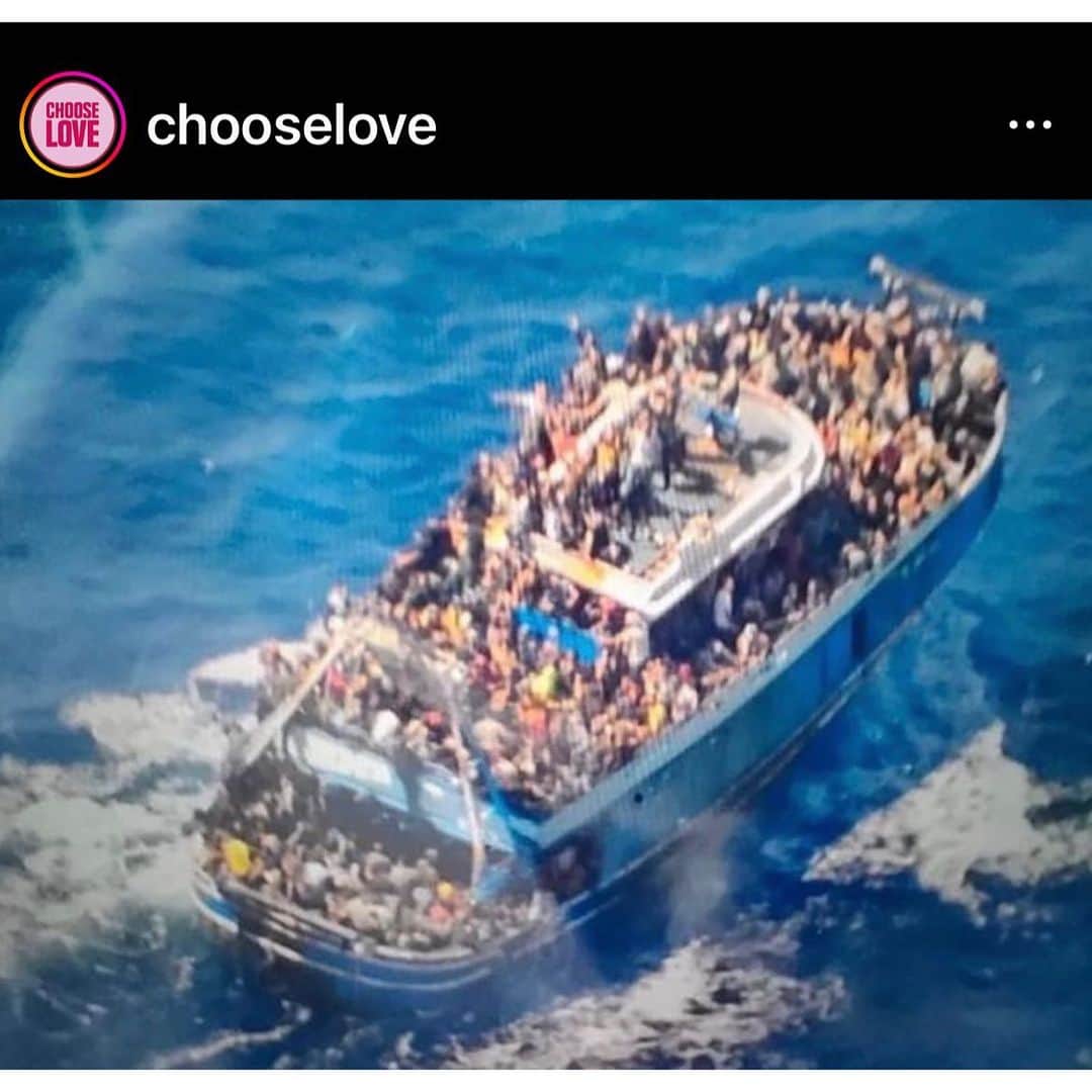 カトリナ･バルフのインスタグラム：「Today is World Refugee Day, an international day designated by the United Nations to honour refugees around the world. But now, more than ever people seeking refuge are vilified, othered, denied sanctuary and scapegoated for multiple governments own failures. They are left to the hands of unscrupulous human traffickers and more often than not lose their lives, as seen in the horrific tragedy this week in Greece. We need to make our governments make it easier for people to legally enter countries and claim asylum and change the narrative to respect the humanity of all people. Please support the many fine charities and groups working for the dignity, respect and care of refugees world wide.」