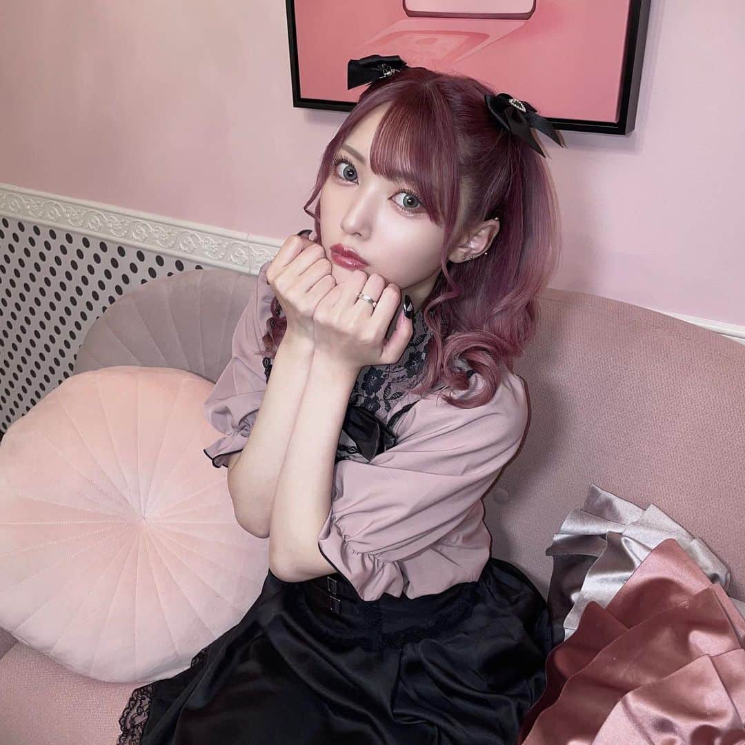 しゅがーのインスタグラム：「可愛くてごめんの歌ってみた撮影の時🎀 時差投稿すまぬ  #地雷系女子 #量産型ヲタク #量産型」