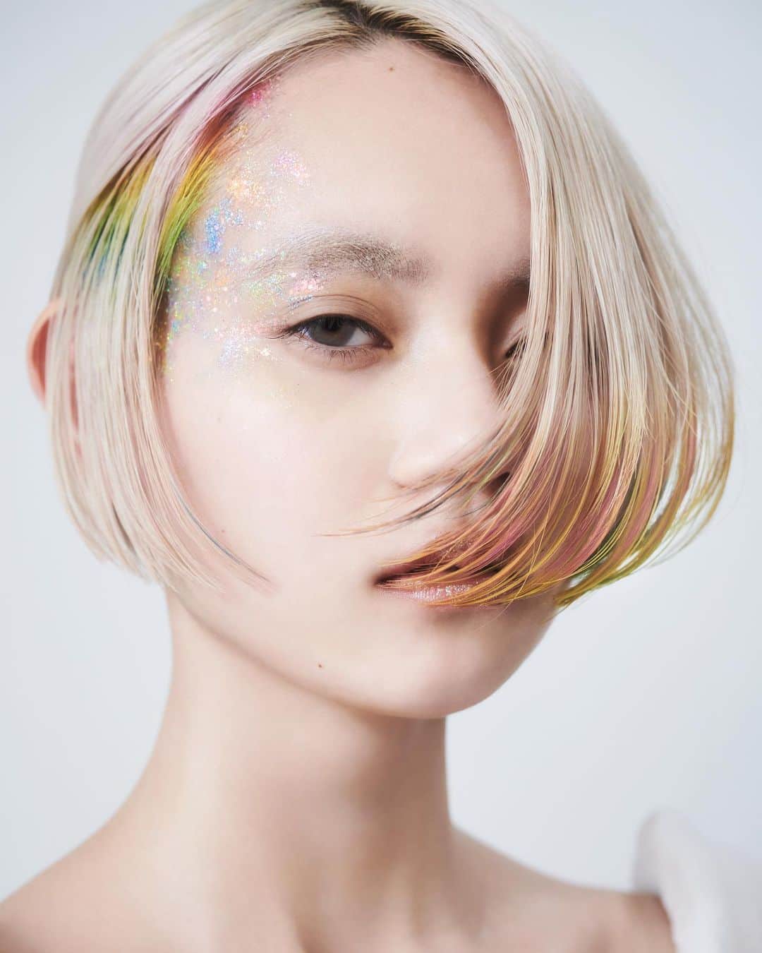 内田聡一郎のインスタグラム：「inner rainbow🌈  hair @soucuts  make @leco_ayami  fashion @leco_nao  photo @tkc0054   for @staraward.jp  @snipstyle_mg   color by @enog_bymilbon   #lecotokyo #LECO #スタアワ　#staraward #虹　#🌈 #ハイトーンカラー #作品」
