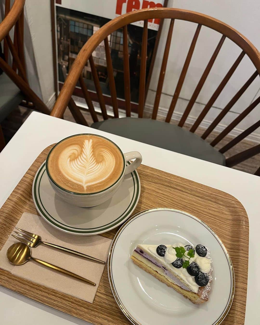 鈴木泉帆さんのインスタグラム写真 - (鈴木泉帆Instagram)「初めて飲んだバニララテがとっても美味しかったはまりそう🧁内装も可愛かった🫶🏻  #新大久保カフェ #cafeneul #카페늘」6月20日 20時40分 - mizuho__suzuki