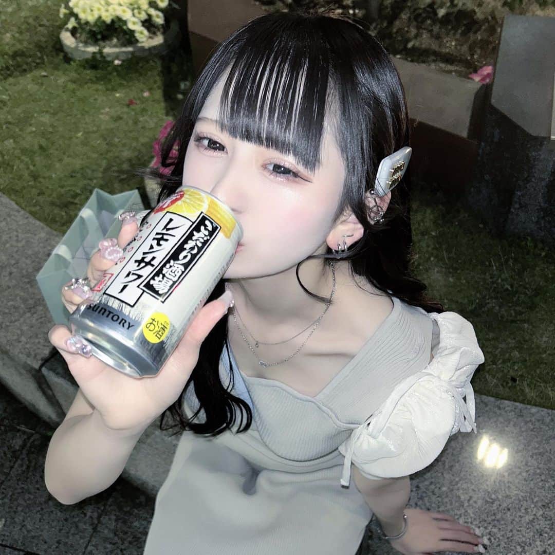 狐波ろんのインスタグラム：「フォロワーのみんなへ、良い女ワンピ着てるときに道端でこだわり酒場飲んじゃダメだよ、ろんちゃんとのﾔｸｿｸ^ ̳- ‧̫ • ̳^☆  #instagood #셀카 #셀피」