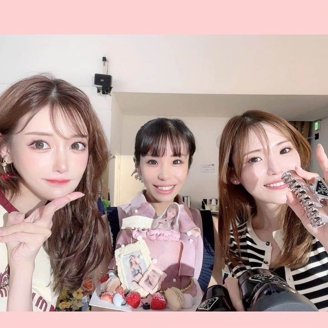 夜のケーキ屋さん♥Juli　(エディブルフラワー協会) のインスタグラム：「きいたんの撮影現場にお邪魔してきました🐇💞  @asukakiraran @whip_bunny   かわいいランジェリーの撮影現場で、サプライズケーキでお祝い🍰💐 ホイップバニーの責任者さんのお誕生日👏💓🎉 おめでとうございます💞  きいたんの仲間想いなところ、優しくて大好きです🐇💞 忙しいのに、ケーキのデザインもいっぱいアイディア出してくれて、ホイップバニーの今季の水着をイメージしたケーキに仕上がりました🍰  この水着、トワルドジュイの柄も素敵だし、ホルターネックが好きなので、発売されたら買います！ 発売が楽しみすぎます💗  投稿の最後の1枚は、実は昨年にも作らせていただいたホイップバニーのランジェリーケーキ💓 きいたんが毎年頼んでくれることが、いつも私にパワーを与えてくれます😳💞  これからも、きいたんの周りの人が喜んでくれるケーキを作れるように頑張る💞  #ホイップバニー#whipbunny#水着#夜のケーキ屋さん#オーダーケーキ」