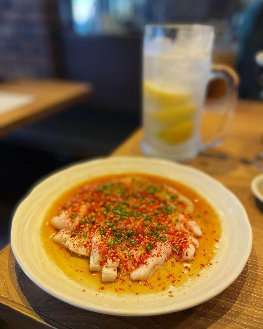 宇水遥佳さんのインスタグラム写真 - (宇水遥佳Instagram)「. すーみん(母)とランチへ🍽 ホルモン食べたい！ということで 炭火焼肉うしごろ中目黒店へ✨ お休みの日だったので昼飲み🍺 メガサイズのレモンサワー🍋ww . コスパめちゃいいのに本家うしごろが 目利きした上質なホルモンだけが使われていて 臭み0でどの部位もプリプリで美味しかったです😍 . ホルモン刺しと名物ホルモンととろけるロースが 絶品でした⭐️早くまた食べたい🤤 . #ホルモン屋 #中目黒グルメ #中目黒ランチ  #炭火焼肉ホルモンうしごろ中目黒店 #うしごろ #pr」6月20日 20時44分 - haruka._.usui