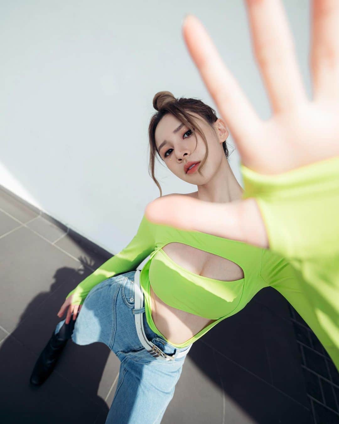 Yumi Wongのインスタグラム：「Mugler's attitude💚 HmxMugler Mugler Hm」