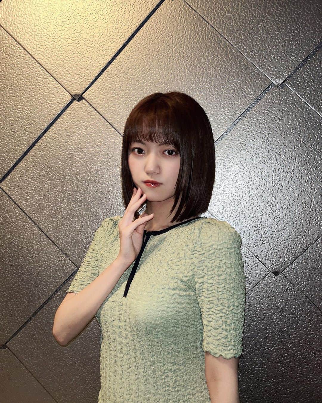 吉川茉優のインスタグラム：「． 🩶🩶🩶  またまたバッサリいきました✂︎  雰囲気ある背景で撮ったら、雰囲気系お姉さんになりました、、、📸笑  #美容室 #表参道 #ヘア #ヘアカラー #春カラー #夏カラー #ヘアカット #hair #haircolor #ボブ #ショートヘア #garland #lilambition #ワンピース #instagood #instalike」