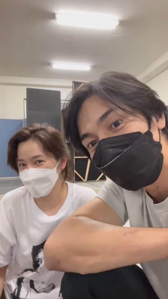 のインスタグラム：「『笑ってもいい家』初通し稽古終了。燃えつきたよ…。最後はハートがコラボしたねw @cocoannne  #笑ってもいい家 #粟島瑞丸 #中村アン #高橋光臣」