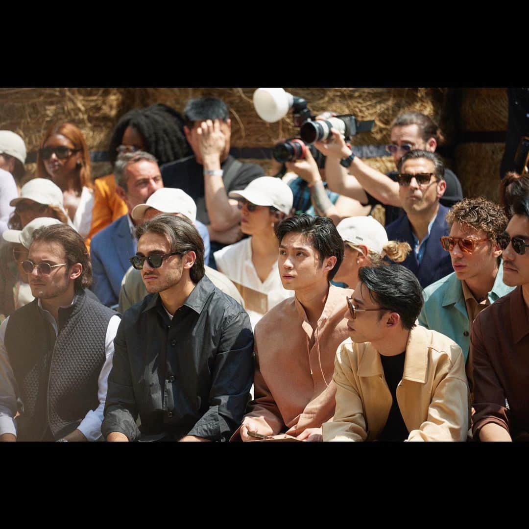 磯村勇斗のインスタグラム：「.  ZEGNA SS24   デザインがどれも綺麗で、色合いも美しく、どのルックも目を奪われました。  今回はリネンにフォーカスを当てていたので、肌触りも良く、とにかく温かみがあって優しさを感じました。  大興奮のショーでした。 カッコよかったなー。  #ZEGNA  #ゼニア #ZEGNASS24」
