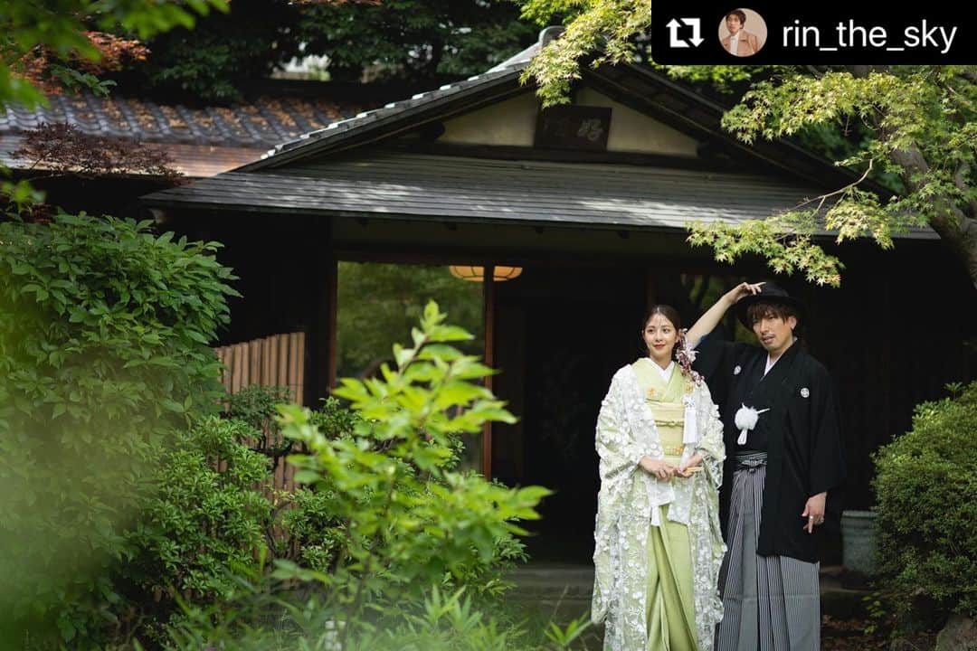 ワタベウェディングさんのインスタグラム写真 - (ワタベウェディングInstagram)「EXITのりんたろー。さんと本郷杏奈さんの結婚披露宴を、ワタベウェディングのオリジナルウェディングブランド『ESPOUSAL(エスポーザル)』 @espousal_wedding_event にてお手伝いさせていただきました💍💐 おふたり、そしておふたりの大切なゲストの皆様の笑いが絶えない賑やかな披露宴となりました✨ りんたろー。さん、杏奈さん、本当におめでとうございます❤️    相方の兼近さんとお揃いで製作したオリジナルのフード付きタキシードにもコンビ愛を感じますね♡    Repost @rin_the_sky  ・・・ 結婚パーティーぶっかまし！！ かねちとお揃のタキシード こさえたら、また付添の人みたいになってまったりw 北斗の拳のザコ様にパートナーを連れ去られそうになったり、 リングドックで シューマッハさん出てきたり、 単独ライブみたいな素敵な パーティーになりました！！ マジ縁に恵まれてる事を 痛感した日ー！！   最高プロデュース縁！ @watabewedding 可愛過ぎるお花の縁！ @hanahirowedding   #ワタベウェディング #watabewedding   フードタキシード斬新すぎて これからはフードのない タキシード考えられない時代 到来しそうな予感💒   #インディアンス田渕　#による #15分を超える乾杯のスピーチ #こちらのミスで名簿から漏れる　#カゲヤマ増田 #不審者扱いをされやっと入れたまっさん #お色直しのアテンドを役を任された　#デニス植野 #SPの血が騒いでしまい新婦の祖母を #暴君と勘違いし殴りかかってしまうw #最高同期　#頑張りが足りないと怒られた夜 #りんたろーは頑張ってますよと訴えてくれた #ダイタク　#相方の体調不良ラジオに駆けつけてくれた #ネルソンズ　#みんなしんどい時に支えてくれた #僕もそんな人にならないとですね   #ワタベウェディング #watabewedding #ESPOUSAL  #エスポーザル #hanahirowedding #hanahiro」6月20日 21時00分 - watabewedding