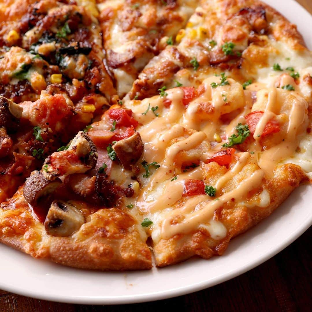 ピザーラのインスタグラム：「【ピザーラが食べたくなったらコメント欄に🍕を書いてね！】  またまた夏の新商品のお知らせ🆕✨  大人気ガーリックピザ「ゲッツ」とピザーラの夏の代名詞「エビマヨ」が1枚になった『ゲッツ&エビマヨクォーター』🍕✨  エビマヨがなくちゃ、ピザーラの夏は始まらないっ😆🙌🏻 待望のピザと一緒に、元気いっぱいの夏をお楽しみください☀️  『ゲッツ&エビマヨクォーター』（¥2,880）  ------------- ピザーラ公式アカウントでは、PIZZA-LAのお得な最新情報をお届けしています🍕  皆さまもぜひピザーラを食べた際には #ピザーラ#ピザーラお届け のハッシュタグをつけて感想を教えてくださいね✨ お写真をご紹介しちゃうかも？😆 投稿、お待ちしています♪  #ピザ #デリバリー #pizza #deliveryfood #エビマヨ #ピザーラエビマヨ #ゲッツ #新商品」