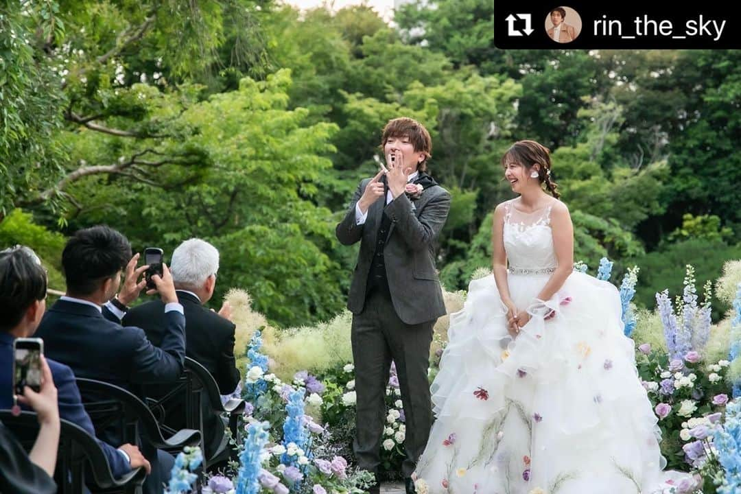 ワタベウェディングのインスタグラム：「EXITのりんたろー。さんと本郷杏奈さんの結婚披露宴を、ワタベウェディングのオリジナルウェディングブランド『ESPOUSAL(エスポーザル)』 @espousal_wedding_event にてお手伝いさせていただきました💍💐 おふたり、そしておふたりの大切なゲストの皆様の笑いが絶えない賑やかな披露宴となりました✨ りんたろー。さん、杏奈さん、本当におめでとうございます❤️    相方の兼近さんとお揃いで製作したオリジナルのフード付きタキシードにもコンビ愛を感じますね♡    Repost @rin_the_sky  ・・・ 結婚パーティーぶっかまし！！ かねちとお揃のタキシード こさえたら、また付添の人みたいになってまったりw 北斗の拳のザコ様にパートナーを連れ去られそうになったり、 リングドックで シューマッハさん出てきたり、 単独ライブみたいな素敵な パーティーになりました！！ マジ縁に恵まれてる事を 痛感した日ー！！   最高プロデュース縁！ @watabewedding 可愛過ぎるお花の縁！ @hanahirowedding   #ワタベウェディング #watabewedding   フードタキシード斬新すぎて これからはフードのない タキシード考えられない時代 到来しそうな予感💒   #インディアンス田渕　#による #15分を超える乾杯のスピーチ #こちらのミスで名簿から漏れる　#カゲヤマ増田 #不審者扱いをされやっと入れたまっさん #お色直しのアテンドを役を任された　#デニス植野 #SPの血が騒いでしまい新婦の祖母を #暴君と勘違いし殴りかかってしまうw #最高同期　#頑張りが足りないと怒られた夜 #りんたろーは頑張ってますよと訴えてくれた #ダイタク　#相方の体調不良ラジオに駆けつけてくれた #ネルソンズ　#みんなしんどい時に支えてくれた #僕もそんな人にならないとですね   #ワタベウェディング #watabewedding #ESPOUSAL  #エスポーザル #hanahirowedding #hanahiro」