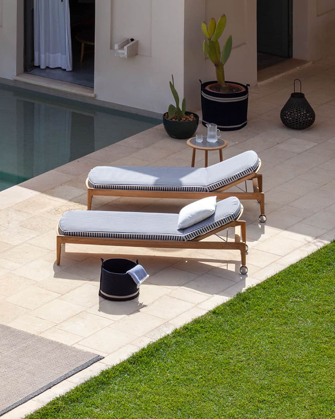 Poltrona Frauのインスタグラム：「There’s a certain kind of relaxation that only happens in the summer and requires two key ingredients: a comfortable lounge chair and a garden or pool.  Create your personal summer oasis with The Secret Garden sunbed designed by @roberto_lazzeroni and let go of all your worries.   #PoltronaFrau #PFBoundlessLiving #RobertoLazzeroni」