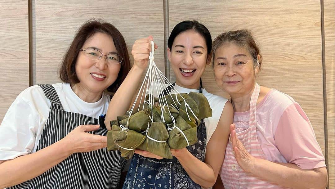 大久保麻梨子のインスタグラム：「端午節快要到了！ 這次邀請Jerry的媽媽，就是婆婆與我媽媽一起做肉粽！ 日本沒有吃肉粽的習俗，所以我媽媽是人生第一次做肉粽😳 婆婆是做肉粽30年的高手！於是這次我和我媽當學生挑戰台灣傳統的味道✨ 媽媽說沒想到做肉粽這麼辛苦，會不會成功？台日兩位媽媽一起包粽途中爆出什麼火花呢？ 歡迎來看看我們的YT頻道😊  もうすぐ台湾は端午節という事で、端午節に欠かせない中華ちまきを母と義母と一緒に作りました。 2日かかる大変な料理だけど3人＋台湾夫とでわいわい楽しく。さて美味しくできたでしょうか🙈 料理で日台ママの交流もできて母も喜んでいました♪ ぜひYoutubeチャンネルでご覧ください✨  #端午節 #粽子 #肉粽 #包粽子 #婆媳 #母女 #台灣生活 #台湾生活 #台灣料理 #台湾料理」