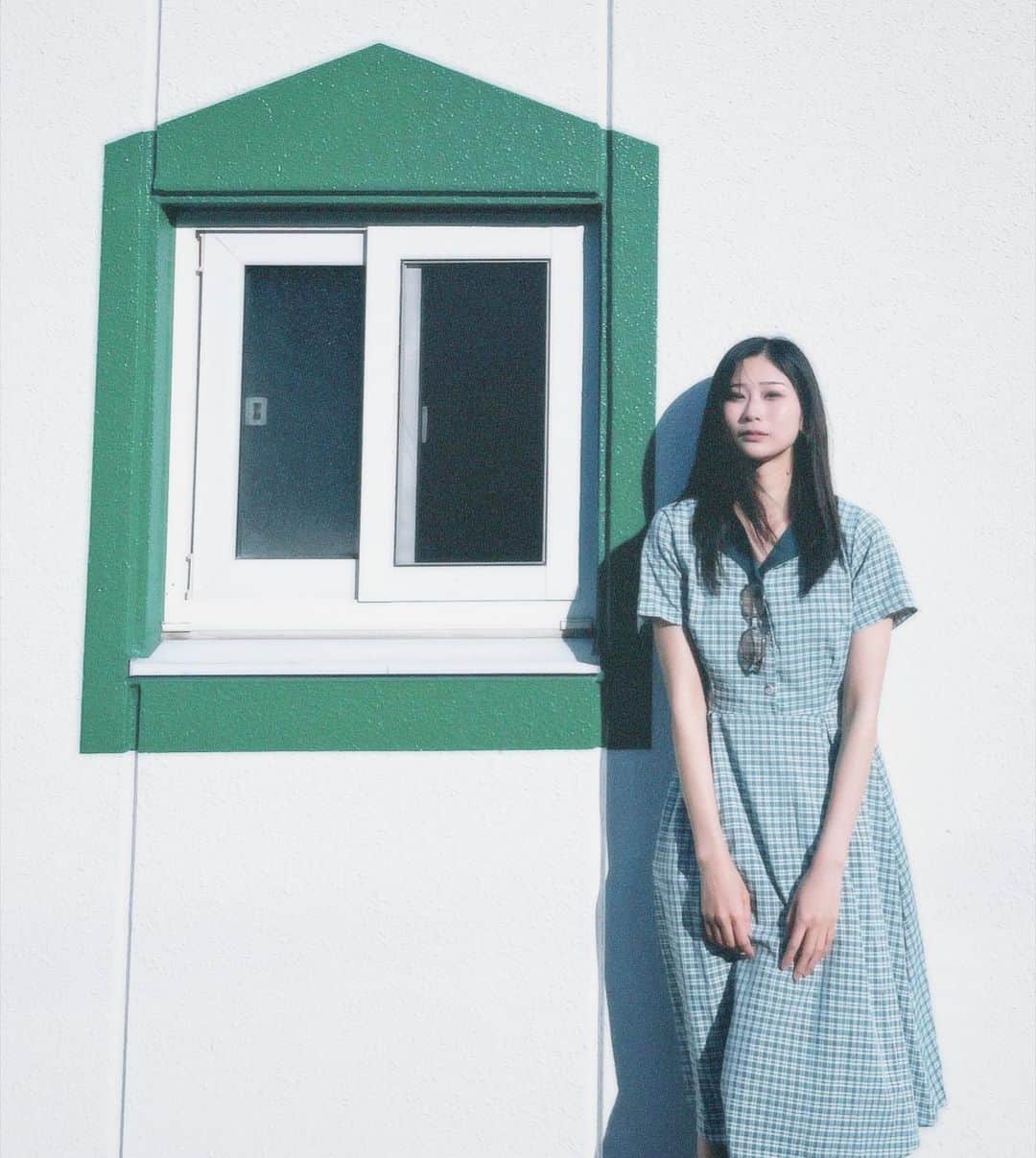 塩野響子のインスタグラム：「⠀きょんとみどりのおうち。 ⠀ ⠀ ⠀ #夏服 #ワンピース #チェック柄 #チェックワンピース #カジュアル #ガーリー #韓国ファッション」