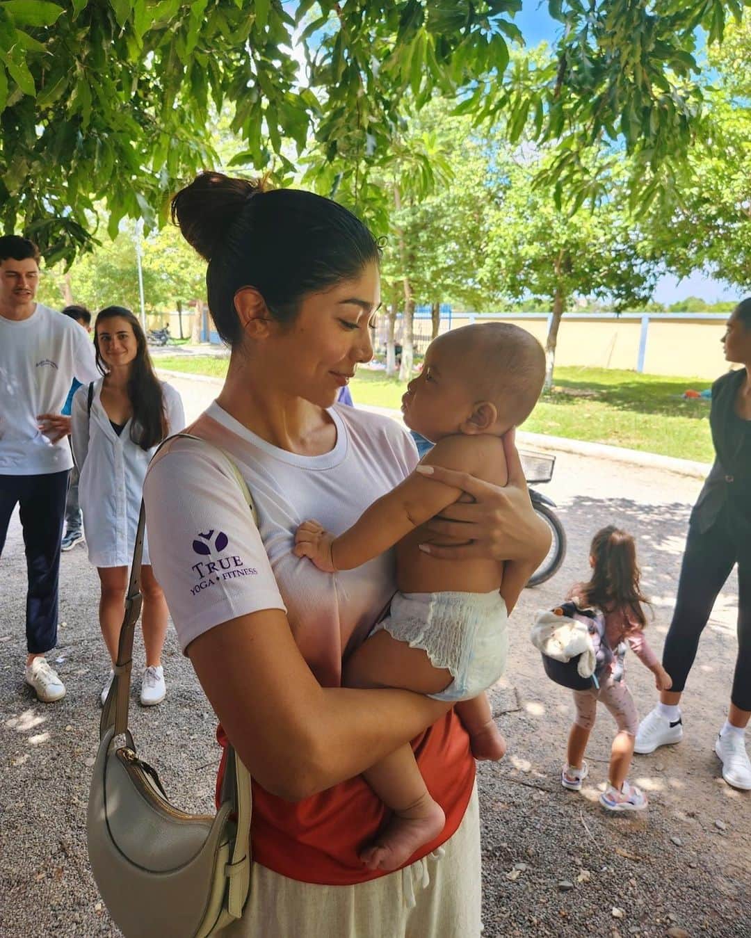 吉川プリアンカさんのインスタグラム写真 - (吉川プリアンカInstagram)「Spreading Smiles in Siem Reap: Highlights from my recent medical mission with @smileasiaorg and @smilecambodiaorg !  As an International brand ambassador for Smile Asia since 2017, attending medical missions holds a special place in my heart. Witnessing the joy on the faces of patients is truly priceless.  Here are some incredible moments from our mission  A diverse team of 40 volunteers from 9 countries came together, including Cambodia, China, Hong Kong, India, Japan, Malaysia, Myanmar, Singapore, and the United States. We were able to cover 23 successful surgeries, 26 health evaluations. We participated in the 7th Edition of 'Walk for a Smile' on 17th June, covering 15km to raise awareness for Smile Cambodia/Asia and children with facial deformities.  I'm thrilled to welcome Saria Oikawa @sariaoikawa Miss Universe Japan 2022 (1st Runner-Up), as Smile Asia's new brand ambassador.  We were honored to have special guests, including Davin Prasat, Miss Universal Woman International 2023 (4th Runner-Up), and Khemma Metayer, Miss Supernational Cambodia 2023.  Join us in spreading more smiles and making a difference!  https://www.smileasia.org/get-involved/medical-volunteer/ (also link in bio) to find out more about our medical volunteering opportunities.  コロナ後はじめて参加したメディカルミッション。今回のミッションでは、23名の患者様の手術を行い、26名の患者様の診察をいたしました。  スクリーニング日に今手術ができる状態でないと診断した患者様へは、手術ができるお身体になるまでサポートを行っています。  また、本ミッションでは、計9カ国より40名のボランティアの方々が参加してくださいました。  スマイル・アジアでは、ドクター、ナース、現場に入っていただけるボランティアの方々を世界中より常に募集しております。ご興味のある方は、プロフィールのリンクよりご連絡ください。  最後に、私事ではありますが、これまではブランドアンバサダーとして活動してきましたが、本年度よりスマイル・ジャパンの理事としても関わらせていただくことになりました。  今後ともスマイル・アジアをはじめジャパン、そして各国の支部をご支援いただけますと幸いです。  世界中に笑顔が増えることを心より願って。  #smileasia #smilecambodia #facialdeformaties #cleflipandpalate #medicalmission #cambodia #smile #internationalbrandambassador #helpusspreadsmiles #スマイルアジア #スマイルカンボジア #医療 #口唇口蓋裂 #手術 #医療現場 #アンバサダー #笑顔」6月20日 21時00分 - priyankayoshikawa