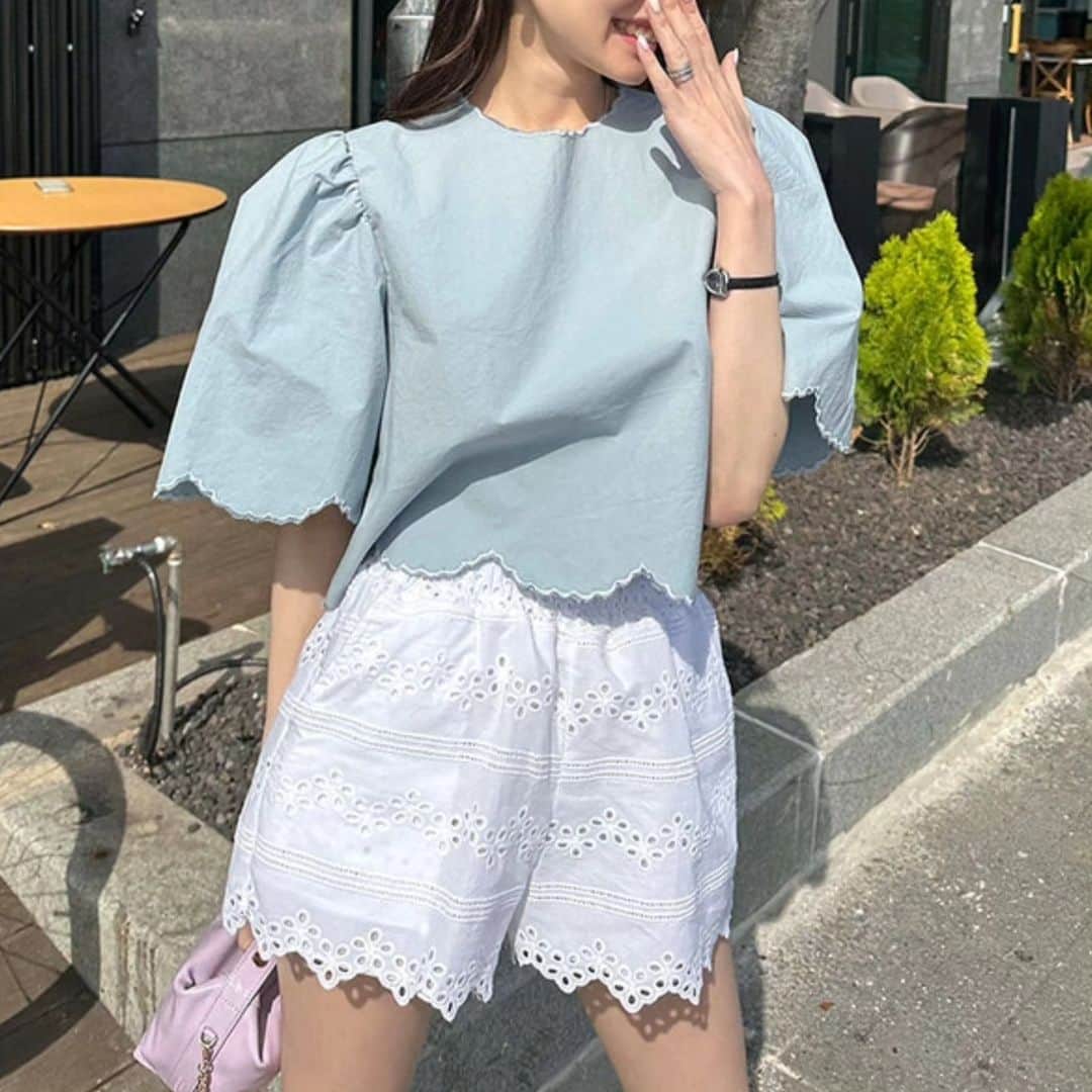 Y's Stellaのインスタグラム：「. ☁️New item 小さいスカラップが可愛い🥺 お袖のデザインもきゅん🤍  #トップス#ブラウス#シャツ#スカラップ#女子会」