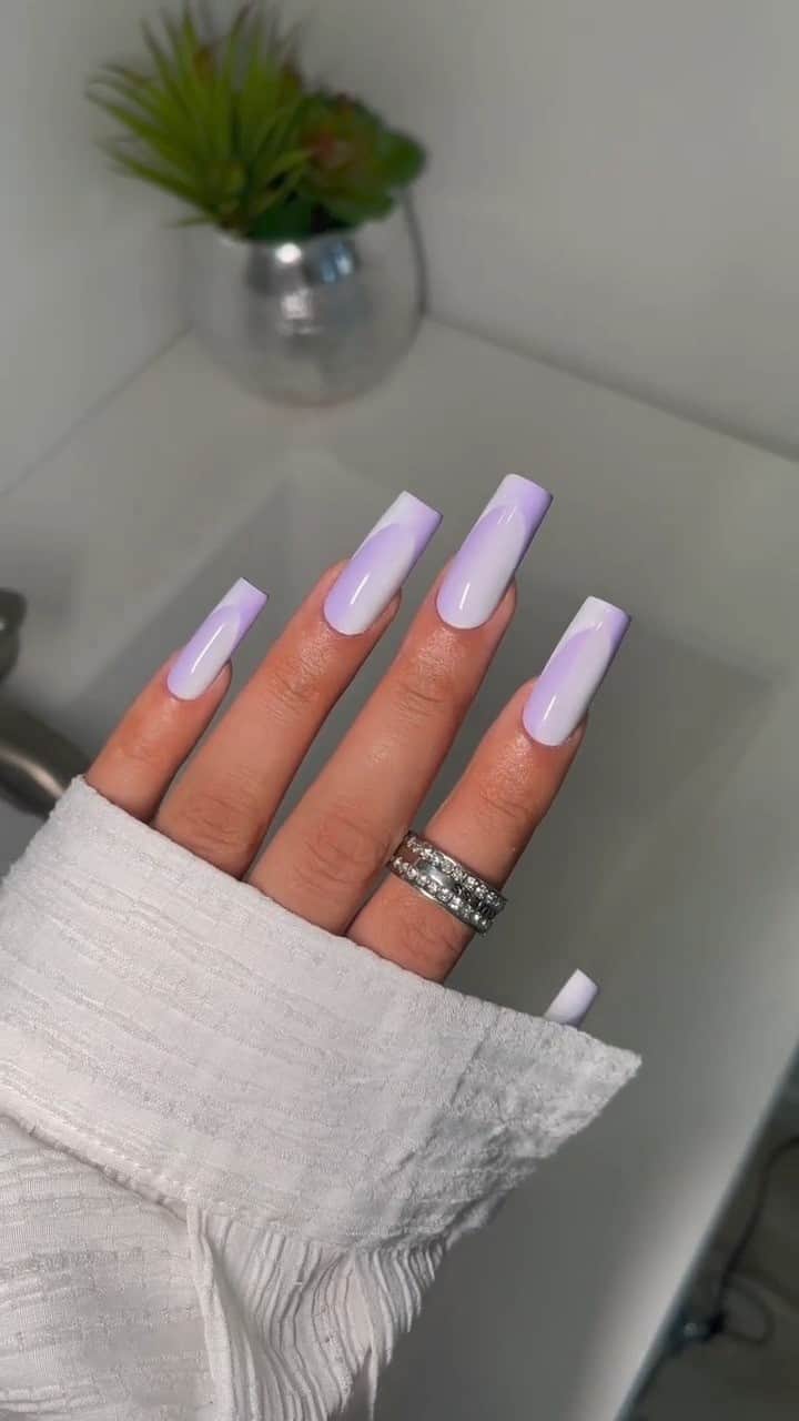 SHEINのインスタグラム：「Purple reign 💜🤍 Want to nail your next mani inspo? 💅 Search #SHEINinspo for more amazing art from @elennailedit 😍  #SHEINinspo」