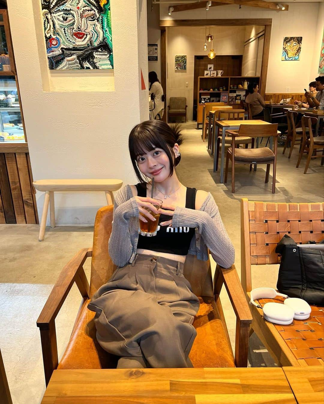 牛江桃子（ももち）さんのインスタグラム写真 - (牛江桃子（ももち）Instagram)「ラフ＆カジュアルな日 🍳♥︎  ⁡ ⁡ レイヤー入れてから、髪の毛ゆるくお団子しただけでこなれ感出て可愛い 🎀♡ このゆるカジュさが可愛い ☺︎♡ ⁡ そして、ラフに打ち合わせの日は大体ゆるゆるスラックス👖この前、韓国で買った1000円カーデもめっちゃ使える🫶🇰🇷 韓国また行きたいなぁ〜〜 ⁡ ⁡ みんな今日も一日お疲れさま☺️♡ ももちは今、彼がお家に会いに来るのを待ち中👦🏼♡ スーパー行ってこよっと､､🏪🚶‍♀️ ⁡ ⁡」6月20日 20時53分 - momochi.661