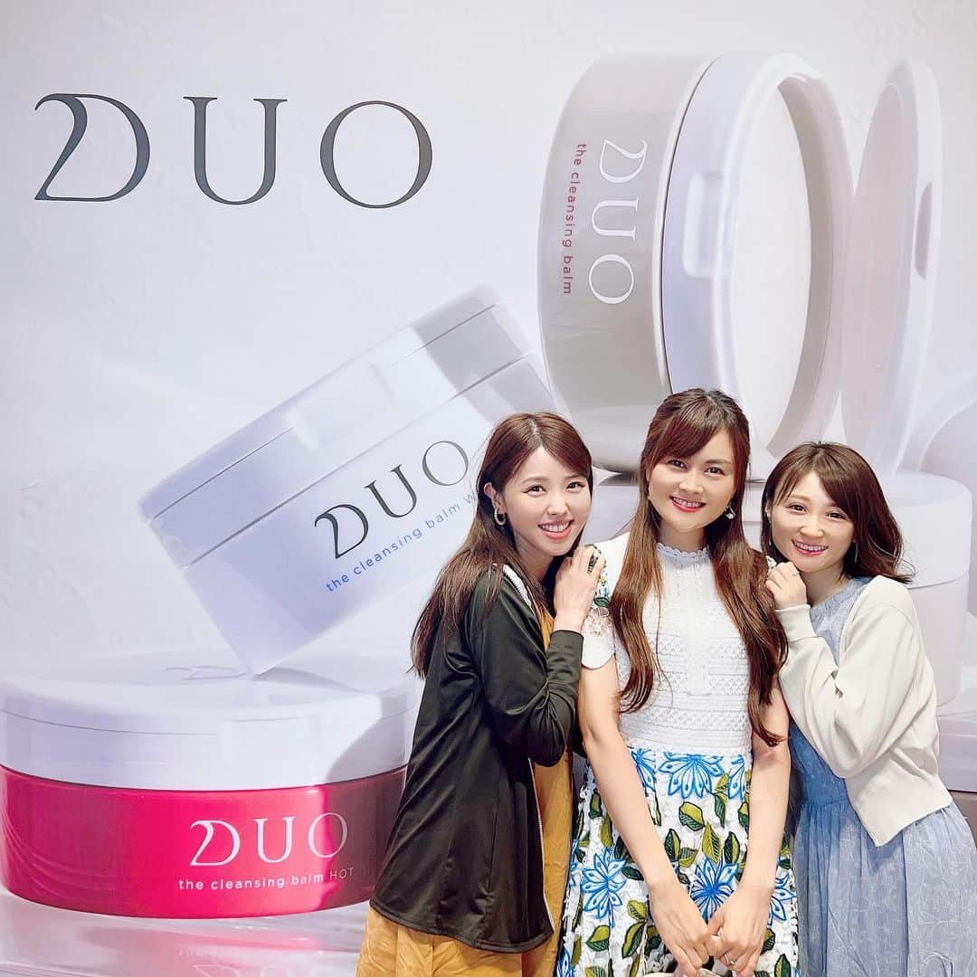 野本愛のインスタグラム：「先日 @duo_cosme のイベントに参加しました😊✨  エイジング用や毛穴ケア用など 色々なタイプの クレンジングバームデュオが試せたり、 ゲストの @megumi1818 さんの トークショーも楽しかったです😊❣️  MEGUMIさんが 日本人女性は世界一自己肯定感が低い というデータがあることを 教えてくださり  自分を好きじゃないって すごく苦しいし 悲しいことだから もっと自分を好きだって 思える人が増えるような 活動をしたいと思いました😊😊  私もずっと自己肯定感が低くて 苦しみました。  私の周りは仕事ができる人が 本当に多くて 結果も出してる人ばかりなので そんな人たちと比較して 自分の全てを否定していた 時期がありました。  私は仕事のことだけど 誰でも悩みや コンプレックスがあると思います。  でもそれが自分の「全て」 ではないです。  良さや魅力がたくさんあるのに 一部を切り取って 自分を否定する必要はないし 否定する人がいるなら 私には不必要🖐️ と思えてから 強くなった気がします😆😆😆  綺麗になることや 心地いいスキンケアを 使うことも 自分を大切にすることの 一つだと思います。  そして、昨日より なんか自分の肌 調子がいいなと思えて それが積み重なっていったら 自分の自信になっていくと思います❣️  少しずつほんの少しずつでも✨✨  今は抹茶のクレンジングバームデュオを使ってます😊❣️  メイクがスッキリ落ちて 使うたびに抹茶の香りに包まれて 抹茶好きとしては 癒されてます😆💚💚  #デュオ #クレンジングバーム #コスメイベント #美容イベント #クレンジング #メイク落とし #スキンケア #30代美容 #毛穴ケア #美肌ケア #自己肯定感 #自己肯定感を高める #自分を好きになる #japaneseskincare #japanesebeauty」