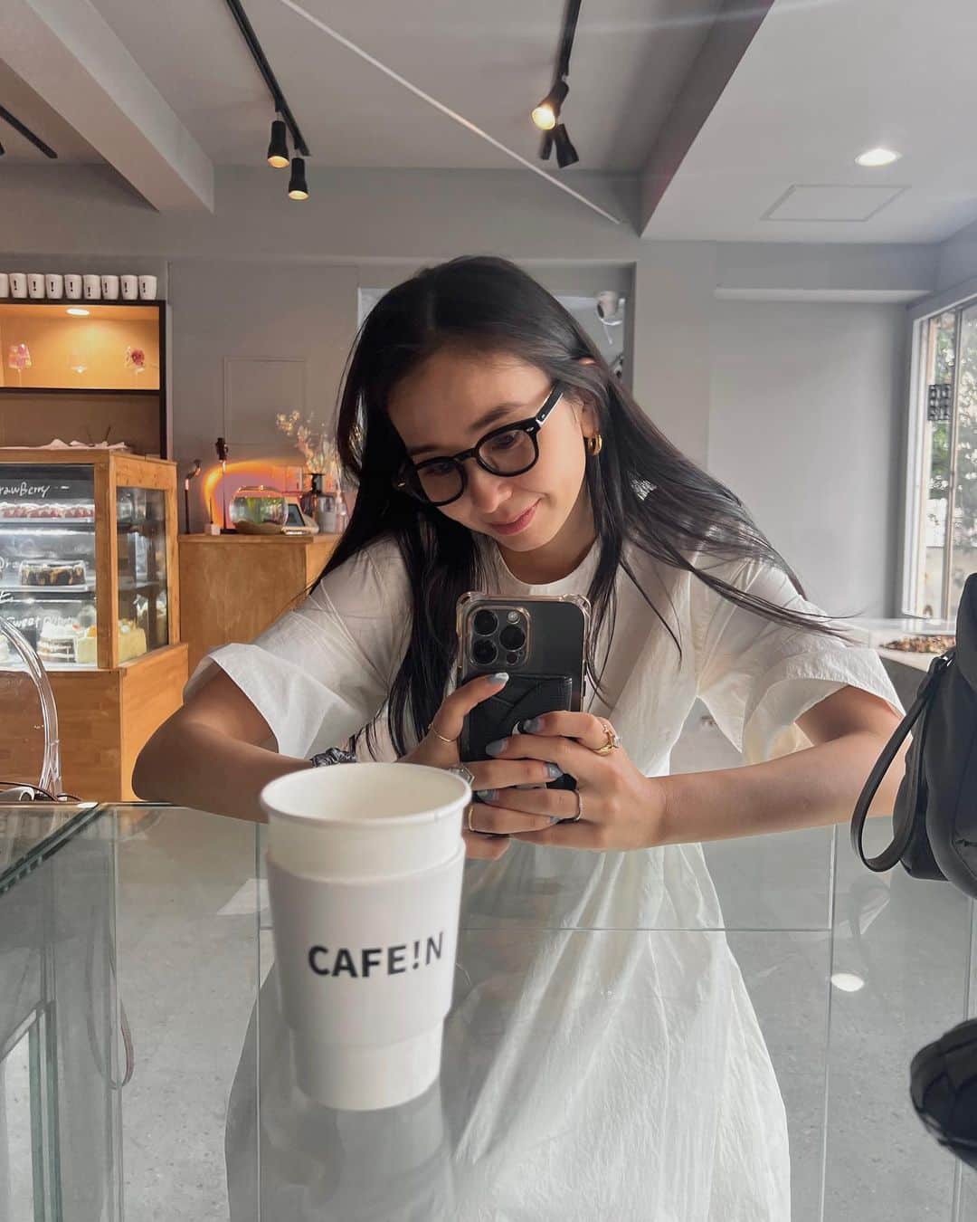 鈴木詩織のインスタグラム：「新大久保満喫day🐙🍰  お姉さま方に混ぜてもらって楽しかった♡ ワンピはこの夏ベスト3に入るくらいお気に入り😉 @meri.onlinestore のです✔︎  ⁡  #shiorin_styling#meri#ミリコのミリ活」