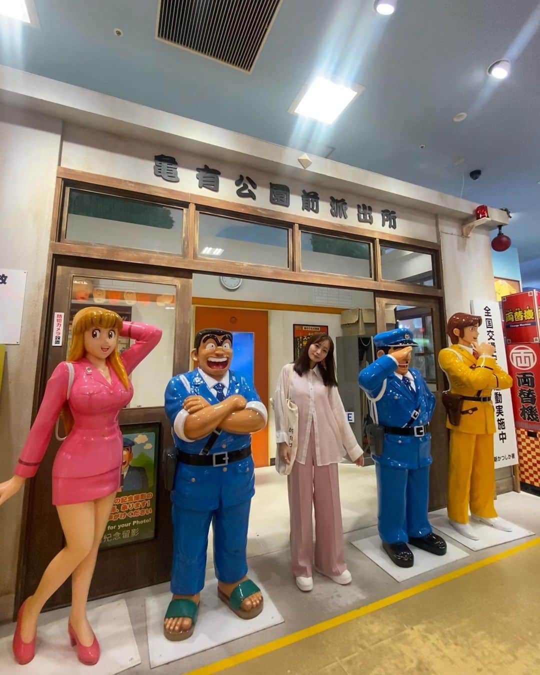 和田瞳さんのインスタグラム写真 - (和田瞳Instagram)「アリオ亀有に亀有公園前派出所あったの。  そしてシアーシャツ着てるときにインナーどうしてますか？と質問頂いたんだけど、この日は @vidas_official のキャップ付きキャミを着てます👚🤍 生地がサラサラしてて着心地いいからすき。  shirt & pants : #GRL sneaker : #GU bag : #MM6 #mm6maisonmargiela  . . . #PR」6月20日 20時56分 - hitogram0218