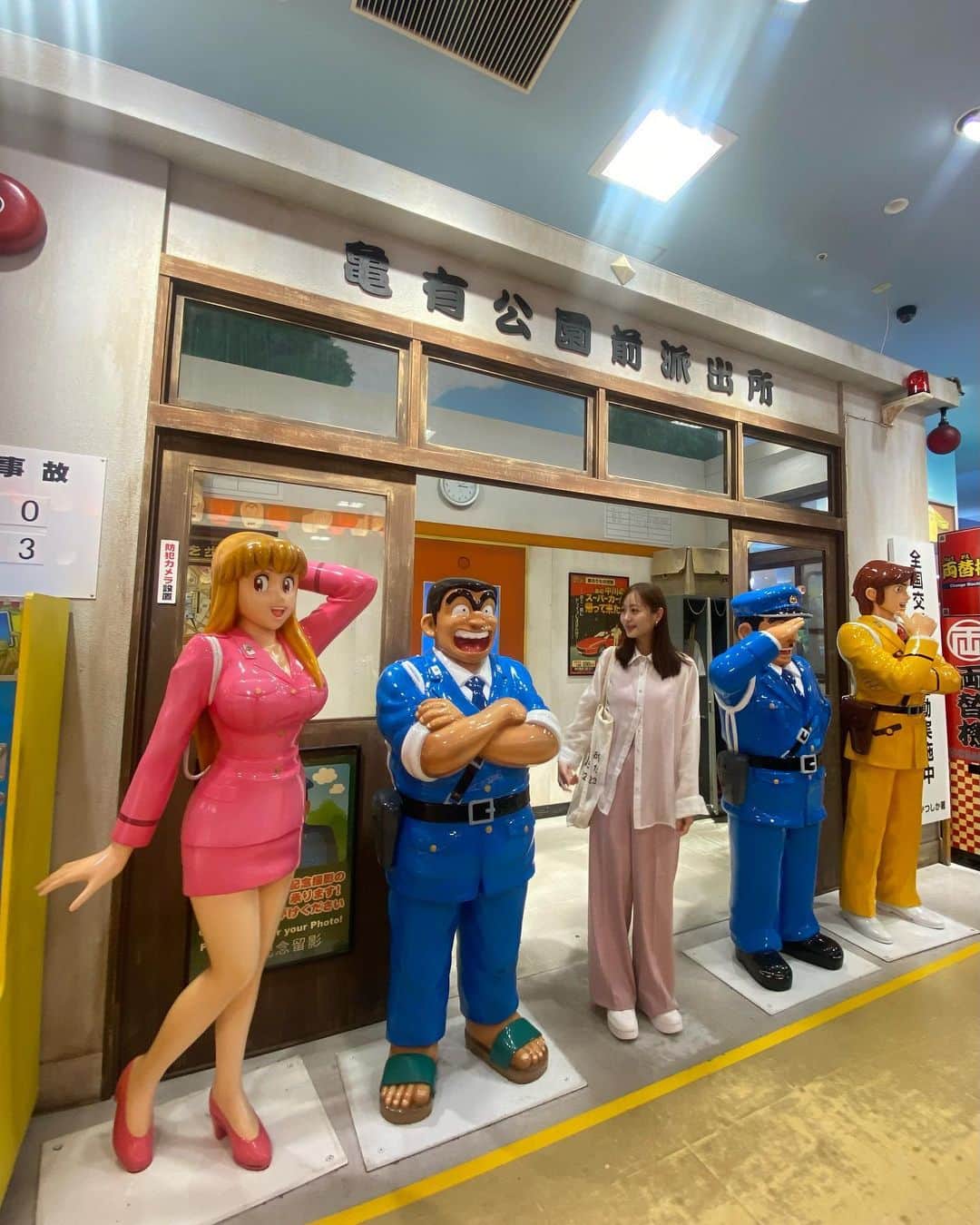 和田瞳さんのインスタグラム写真 - (和田瞳Instagram)「アリオ亀有に亀有公園前派出所あったの。  そしてシアーシャツ着てるときにインナーどうしてますか？と質問頂いたんだけど、この日は @vidas_official のキャップ付きキャミを着てます👚🤍 生地がサラサラしてて着心地いいからすき。  shirt & pants : #GRL sneaker : #GU bag : #MM6 #mm6maisonmargiela  . . . #PR」6月20日 20時56分 - hitogram0218