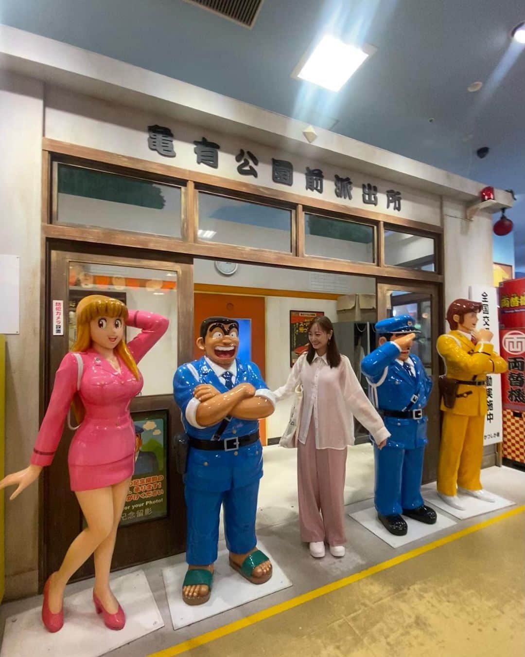 和田瞳さんのインスタグラム写真 - (和田瞳Instagram)「アリオ亀有に亀有公園前派出所あったの。  そしてシアーシャツ着てるときにインナーどうしてますか？と質問頂いたんだけど、この日は @vidas_official のキャップ付きキャミを着てます👚🤍 生地がサラサラしてて着心地いいからすき。  shirt & pants : #GRL sneaker : #GU bag : #MM6 #mm6maisonmargiela  . . . #PR」6月20日 20時56分 - hitogram0218