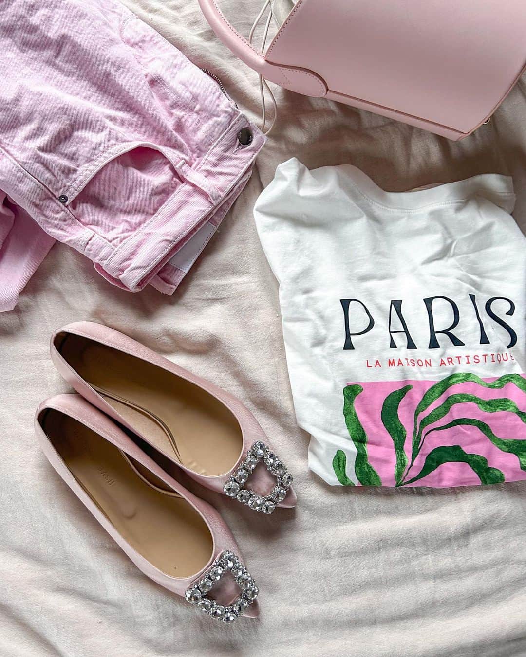 misatoのインスタグラム：「. 𝗣𝗶𝗻𝗸 𝑃𝑖𝑛𝑘 𝐏𝐢𝐧𝐤 𝙿𝚒𝚗𝚔 💓 ⁡ ⁡ 数ヶ月前と予約してやっと届いたパンプス🩰 ⁡ ⁡ パンプスに合わせたいバッグ💞 ⁡ ⁡ 一目惚れしたデニム👖 ⁡ ⁡ デニムに合わせたいTシャツ🌷 ⁡ ⁡ ⁡ 数年ぶりの“林家化”始まってます📷💓 ⁡ ⁡あ‼︎全部いっしょには着ないよ🌝 ⁡  #ママコーデ#ママファッション #プチプラコーデ #アラフォー #アラフォーコーデ #アラフォーママ #カラフルコーデ#ザラ購入品#koreanfashion #오오티디#ヘアカラー #zara#デザイナー#高身長女子#高身長コーデ#パーソナルカラー」