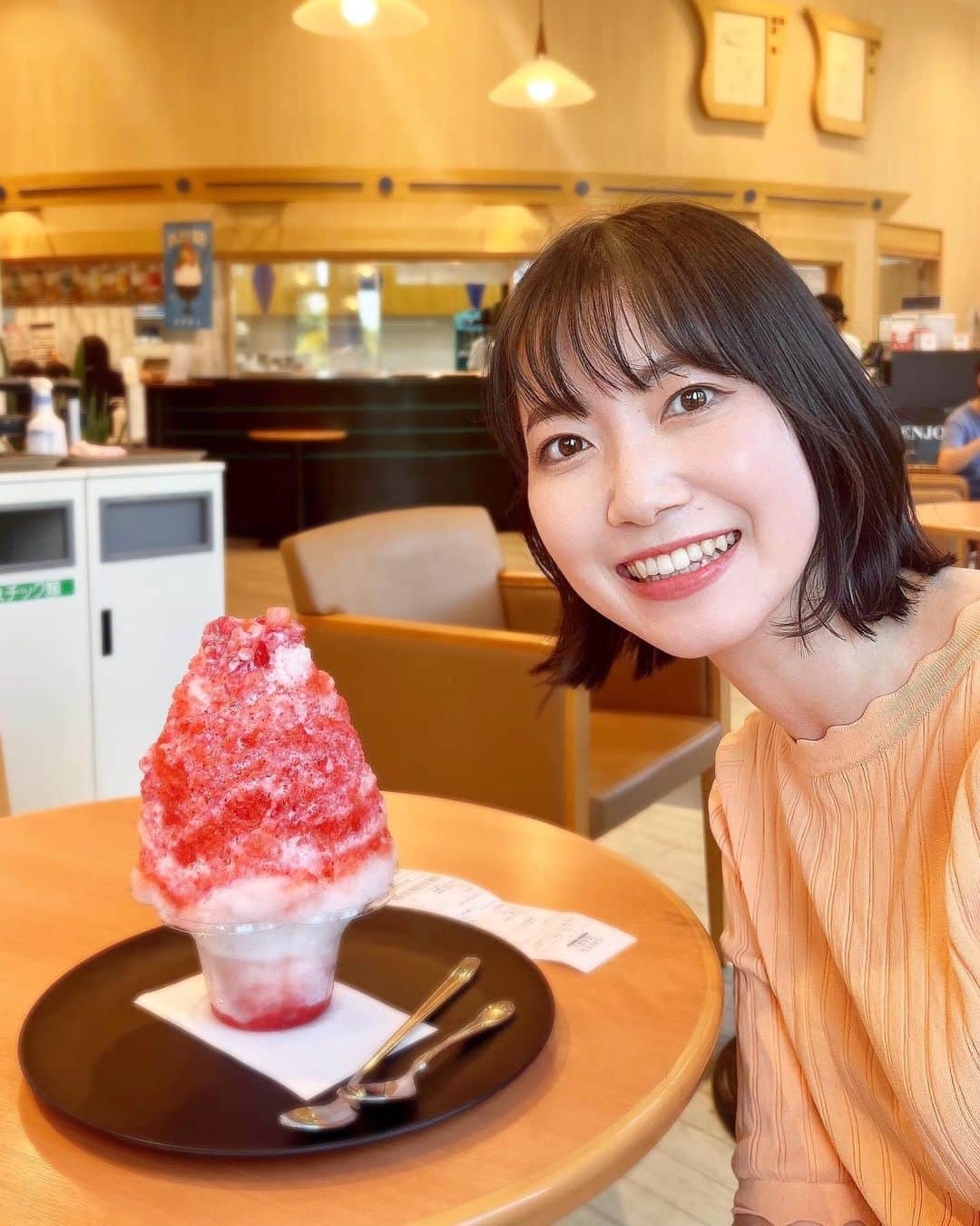 菅原智郁のインスタグラム：「暑い！！ということで、仙台の赤塚製氷GREEN MART CAFEへ🍧 定番のいちごみるくにしました😚🍓 暑いのは苦手だけど、かき氷が食べられるので夏は嫌いになれません！  @greenmart_cafe @akatsuka.ice  @iceman.5  . .  #山形 #仙台 #かき氷 #🍧 #赤塚製氷 #greenmartcafe #スイーツ  #山形テレビ #アナウンサー #菅原智郁」