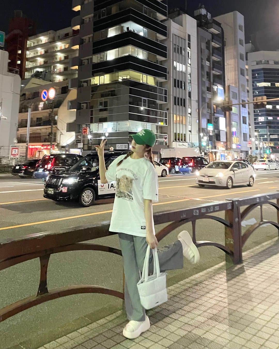 河﨑莉奈のインスタグラム：「夜のお散歩🩶」