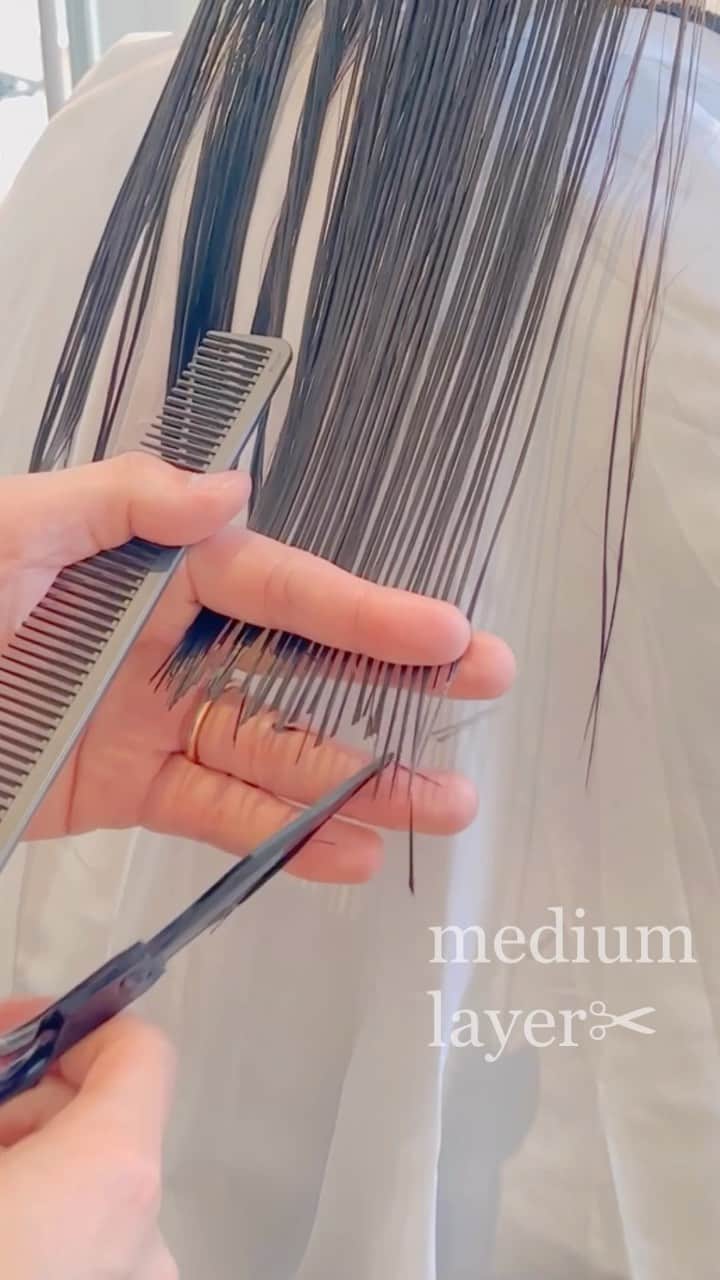 齋藤純也のインスタグラム：「ミディアムレイヤースタイル✂︎  細かく落差のあるレイヤーデザインでお客様の気分を切り取ります 骨格と輪郭と髪質に合わせて誰よりも美しいヘアスタイルを♪  ✴︎PRICE✴︎ カット✂︎7700円 カラー✂︎7700円  カットなしの場合シャンプーブロー料金+2200円 カラーはトリートメントin処方で圧倒的な艶感と手触りをプラスします。 ブリーチor3Dハイライト施術はプラス7700円です。 パーマ✂︎7700円 トリートメント✂︎種類多数によりカウンセリングで決めさせていただきます。5500円〜11000円 縮毛矯正✂︎17600円、前髪のみは6600円 ・ ネット予約が×の所もお電話かDMで時間調整できますので気軽にご連絡ください！ kelly.表参道本店　A1出口より徒歩45秒 東京都渋谷区神宮前5-2-5 JY表参道ビル２Ｆ kelly. ・ ・ ✔️群馬県伊勢崎市で出勤するスケジュールは隔週水曜日です。 群馬店は料金が異なります、お問い合わせください 群馬のご予約はＤＭまたは ホットペッパービューティーで  kelly. by L.O.G 検索✂︎ 在籍日程が少なくて申し訳ありません。 薬剤は最新のものを揃えました 群馬県伊勢崎市宮前町146-1」