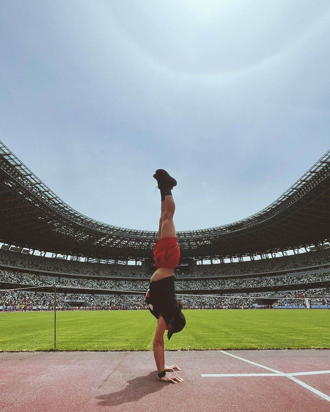 岡部紗季子のインスタグラム：「“ #internationalhandstandday 6.25 sun 10:00-12:00 Handstand Day event at Yoyogi Park . Handstand Clinic🤸‍♂️ @handstand_woe_tokyo  Squat🏋🏽‍♂️ @dreamer0201  Running🏃 Tea🍵 @w_o_e_2  . . . さかだち＋ゆめちゃんスクワット＋ランニング 運動した後にはW.O.Eのお抹茶を用意しています🍵 フリーのワークショップイベントです！ ご参加お待ちしています🙇🏻‍♂️🙇🏻‍♂️ . #さかだちの日 #逆立ち女子」