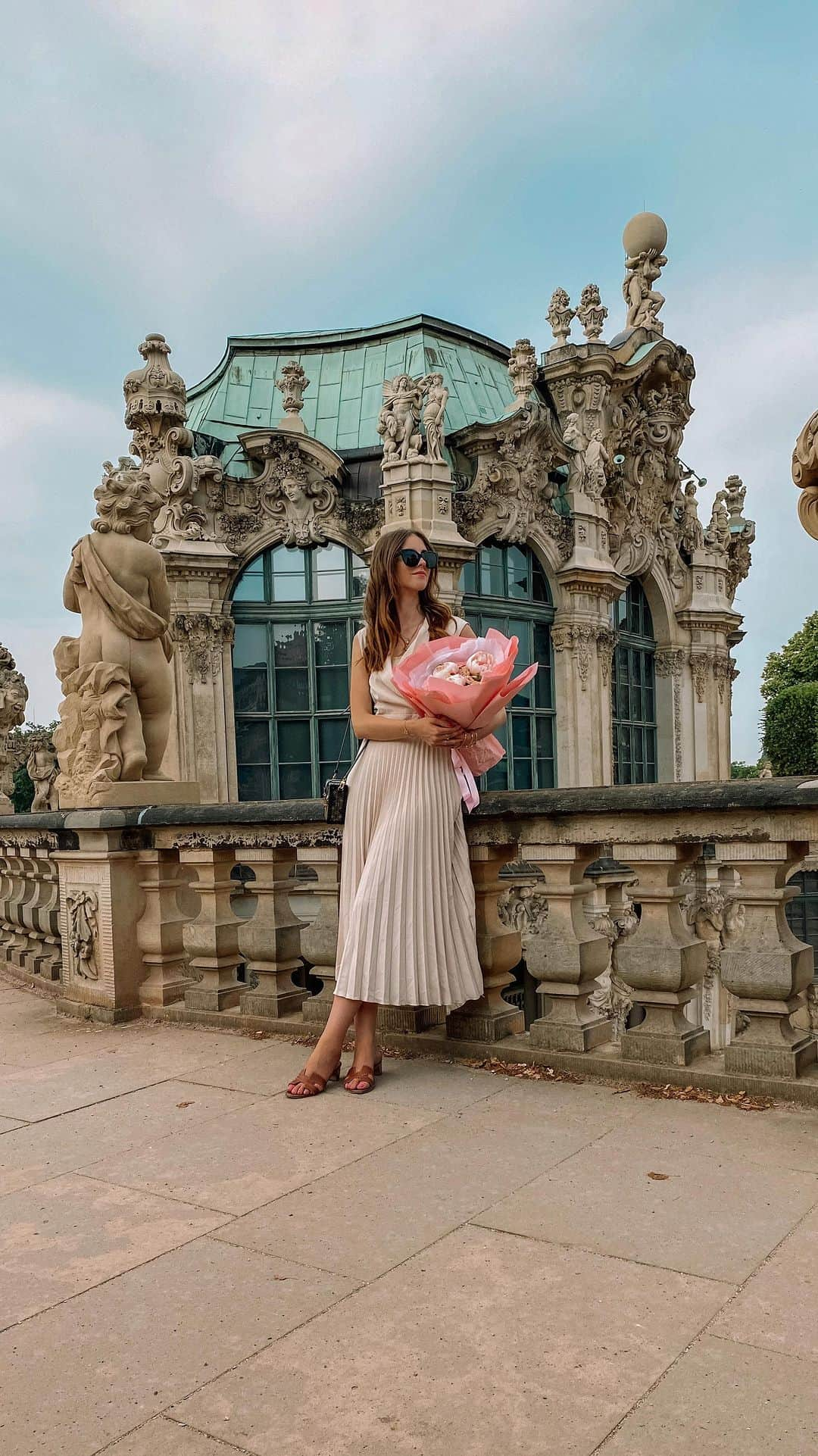 バーボラ・コディトヴァのインスタグラム：「Couldn’t resist the Sofia Richie trend 👀 wearing @sheinofficial @shein_us dress 🤎 The search ID on shein.com is 13246080 and you can get 15% off with “2Barbora15” 🫶🏻 #SHEINforAll #SHEIN #SHEINpartner #ad」