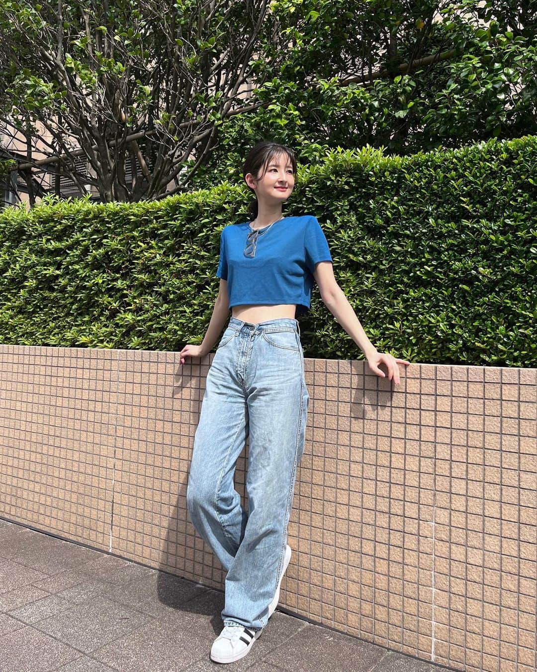 如月さえのインスタグラム：「( @kisaragi_sae ) この色のTシャツ初めて買った🪼 自分の肌色的に合ってると思うんだけど どうかな🤔？ * * * * * * ーーーーーーーーーーー 一緒に作品撮りしてくださる方を 募集しております🙇‍♀️！ → @aimy.model ーーーーーーーーーーー #デニムコーデ #クロップド丈 #ショート丈 #ハイウエスト #ヘアアレンジ #骨格ウェーブ #ブルベ」