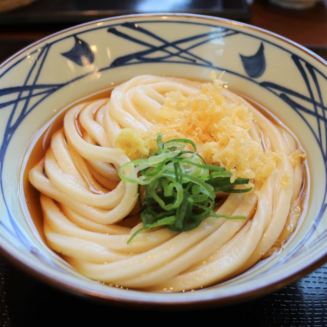 のインスタグラム：「うどん札使ったことある人は「🙌」で教えてください！  皆さんから質問を募集したところ「うどん札の使い方」について聞きたい！という声が多かったので、枚数ごとに使い方を紹介！  うどん札3️⃣枚（お得度：★★★☆☆） 大根おろし、とろろ、明太子から1つ、無料でトッピングができます。味変したい方や、メニューにない味を楽しめるのが魅力！  うどん札5️⃣枚（お得度：★★★★☆） お好きな天ぷらが100円引きに！いつもの天ぷらをお得に食べるもよし、なかなか手が出なかった天ぷらに挑戦してみるもよし🔥  うどん札🔟枚（お得度：★★★★★） かけうどん、ぶっかけうどん、ざるうどんの（並）サイズが無料！気になっていた天ぷらやトッピングを贅沢に何種類も注文してみては？🙌  うどん札が貯まるといいことたくさん。みなさんもぜひ使ってみてください👀  #丸亀製麺 #丸亀うどん #udon #麺 #うどん #うどん札」
