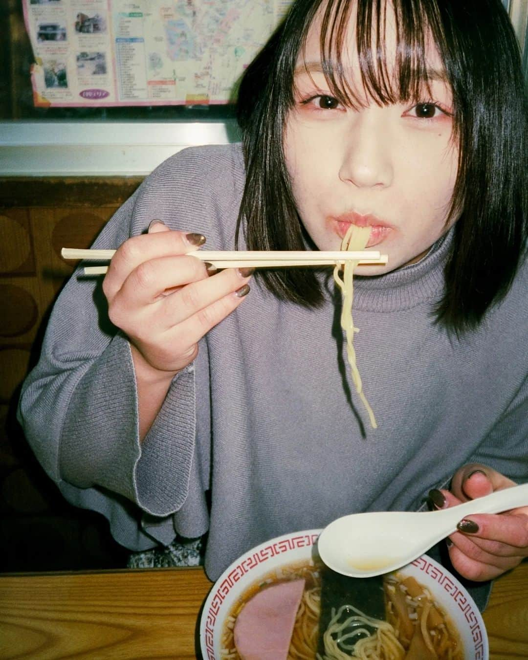 遥南碧さんのインスタグラム写真 - (遥南碧Instagram)「上野公園の中にあるお食事処⁡ ⁡おじちゃんと娘さんの2人で営んでいるお店は 2人が⁡いっぱい喋ってくれるから⁡ ⁡身も心も凄く暖かくなった⁡⁡ ⁡⁡⁡*⁡ * * #何気ない日常の物語 をモチーフに 東京拠点で #被写体募集 しているので 興味がある方はお気軽に ご連絡ください。  モデルのファッション撮影や アイドルのグラビアなど 一緒に #作品撮り 出来る ヘアメイク 、スタイリストも募集中✨  案件やコラボのお誘いは お気軽にコメント、DMください！ *⁡ ⁡*⁡ ⁡* #天羽成美 #フィルム写真普及委員会 #瞳の中のノスタルジア ⁡#フィルム好きな人と繋がりたい #フィルム寫眞 #幸せな瞬間をもっと世界に #人像攝影 #儚くて何処か愛おしい様な #被写体さんと繋がりたい  #ファインダー越しの私の世界 #みもめんと #その光を焼きつけて #純猥談写真 #フィルム寫眞 #marix400d #fashionphotography  #japanesegirl #좋아요반사 #필름사진 #인물촬영  #into_the_screen #film_com #analogportrait #photogram_archive #film_jp #film365life ⁡」6月20日 21時02分 - harunaoi_photo