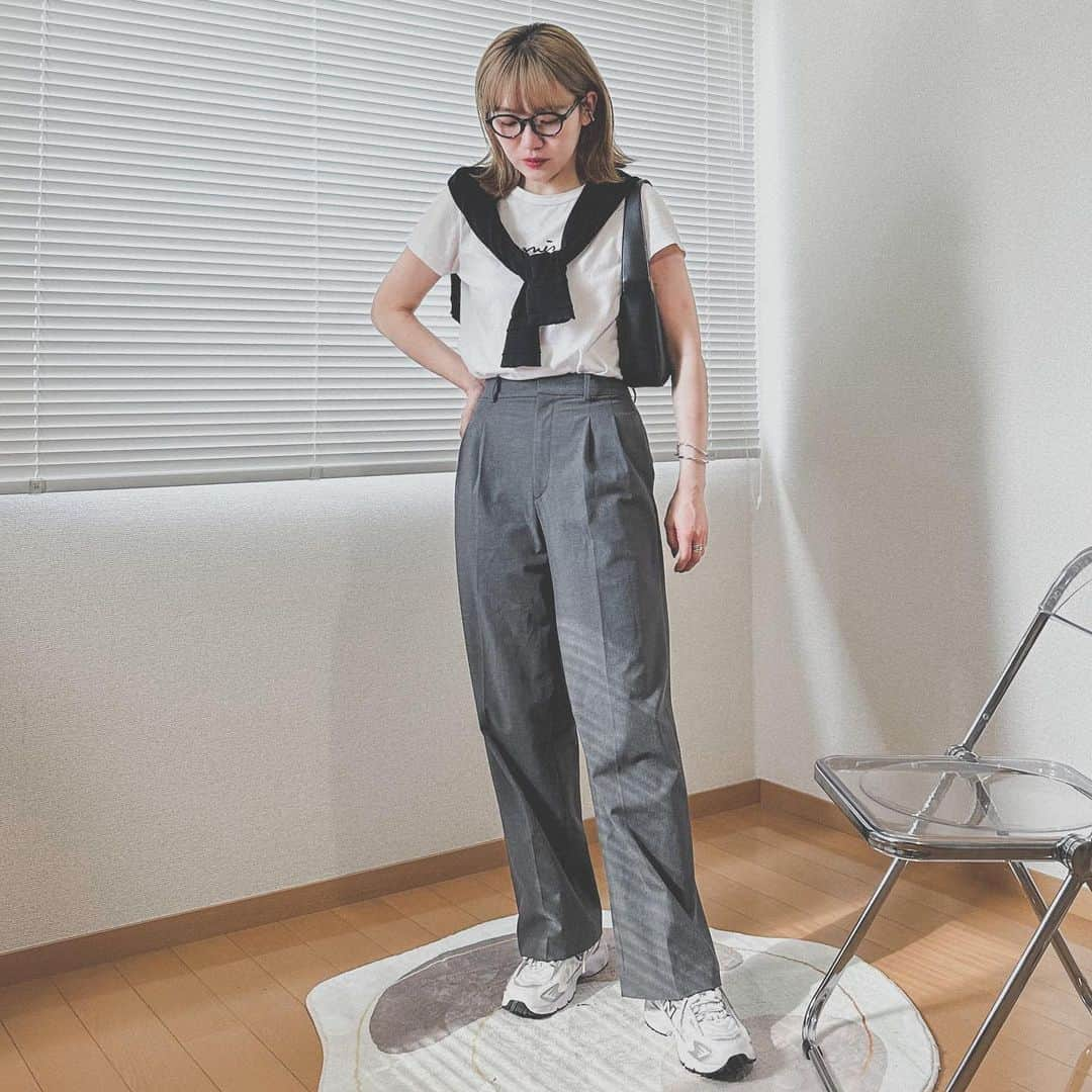 かほこ。さんのインスタグラム写真 - (かほこ。Instagram)「ㅤㅤㅤㅤㅤㅤㅤㅤㅤㅤㅤㅤㅤ ㅤㅤㅤㅤㅤㅤㅤㅤㅤㅤㅤㅤㅤ T-shirt : #agnesb cardigan : #journalstandardrelume bottom : #uniqlo glasses : #jins bag : #levernis sneakers : #newbalance ㅤㅤㅤㅤㅤㅤㅤㅤㅤㅤㅤㅤㅤ アニエスベーの白Tをユニクロのスラックスとモノトーンでまとめて大人カジュアルに。 ㅤㅤㅤㅤㅤㅤㅤㅤㅤㅤㅤㅤㅤ 夏は白Tばっかになってしまう💁🏻‍♀️ ㅤㅤㅤㅤㅤㅤㅤㅤㅤㅤㅤㅤㅤ #kaho_fashion」6月20日 21時03分 - xxokohakxx